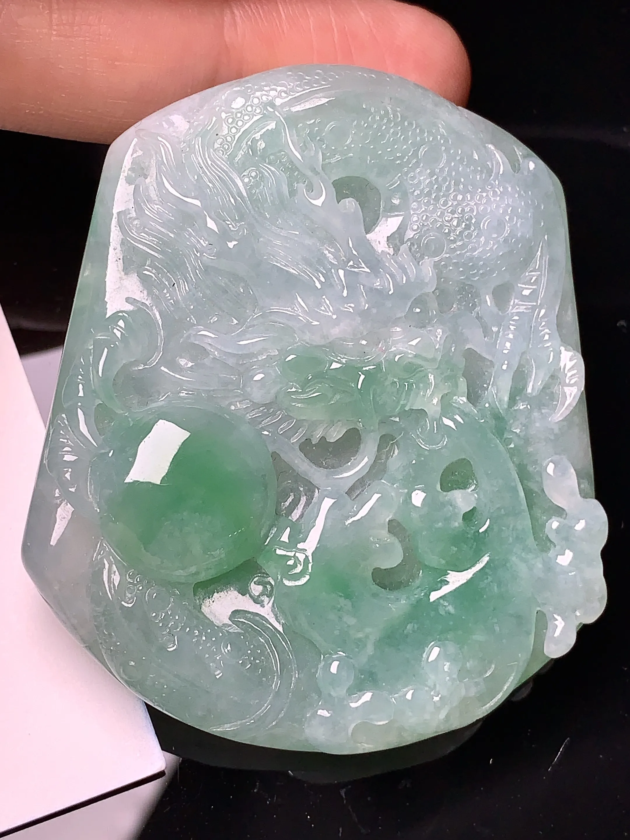 冰种飘绿龙牌吊坠 玉质细腻 水润亮眼 色泽艳丽 整体尺寸53.8*46.5*9.8