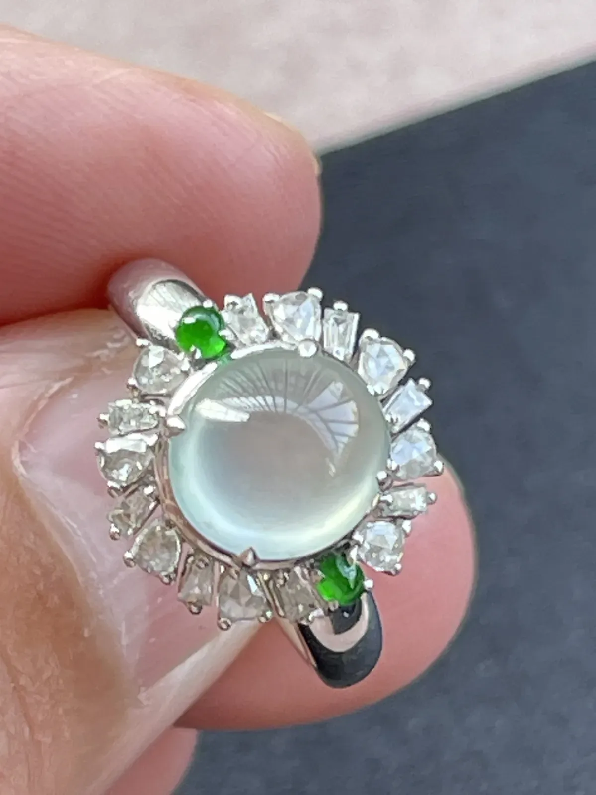 缅甸翡翠A货，女冰戒，光感十足，平平安安，健健康康，快快乐乐，上手效果很好，裸石尺寸8.6/8/5