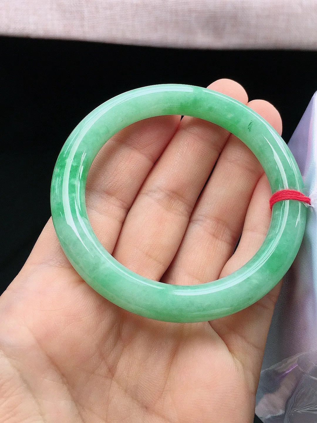 正圈53-54可戴，种老水足，尺寸52/8.8/8.8mm，满绿圆条翡翠手镯
