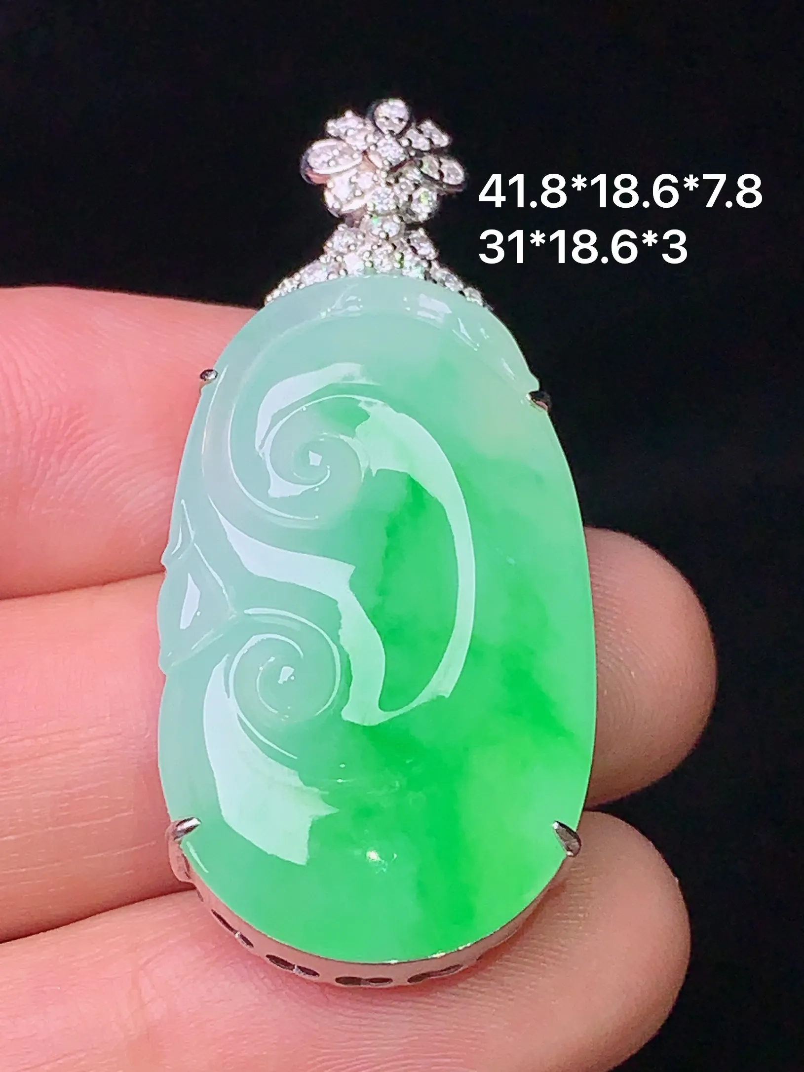 18k金钻镶嵌飘绿如意吊坠 玉质细腻 水润亮眼 色泽艳丽 整体尺寸41.8*18.6*7.8