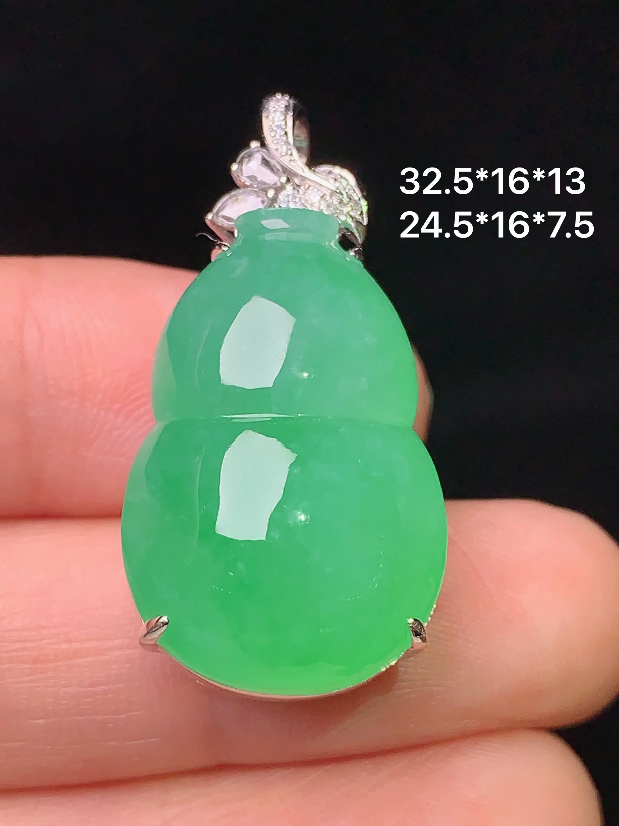 18k金钻镶嵌翠绿葫芦吊坠 玉质细腻 水润亮眼 色泽艳丽 整体尺寸32.5*16*13
