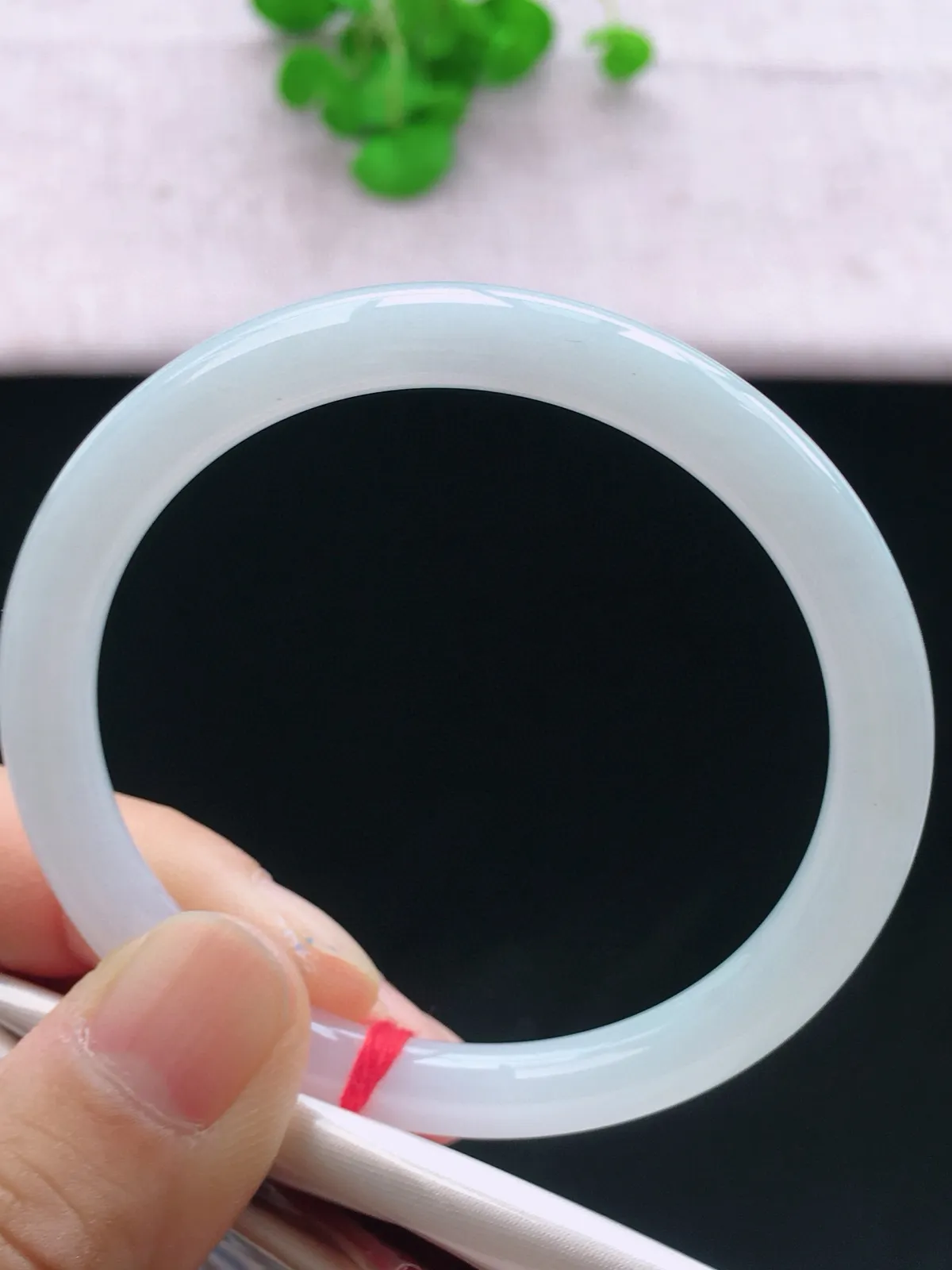 正圈55-56可戴，种老水足，尺寸54/7/7mm，白冰圆条翡翠手镯