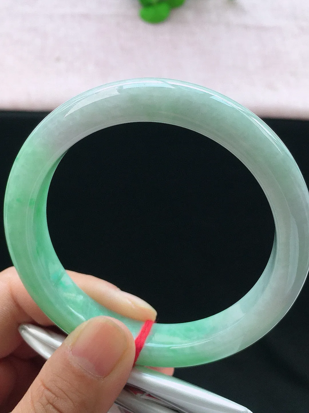 正圈62-63可戴，种老水足，尺寸62.5/12.3/9.5mm，冰飘绿大圈口正圈翡翠手镯
