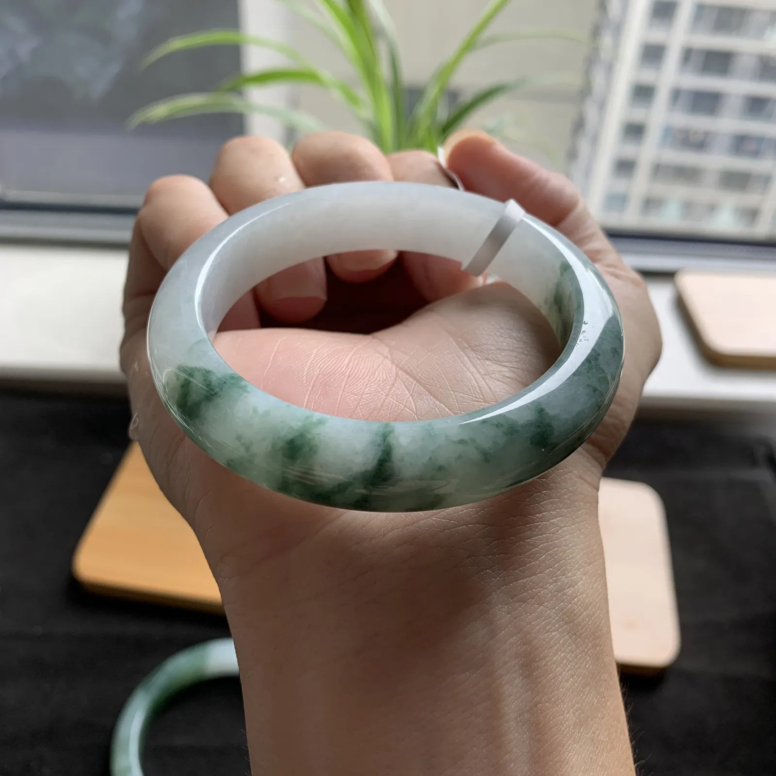 54圈口飘花手镯