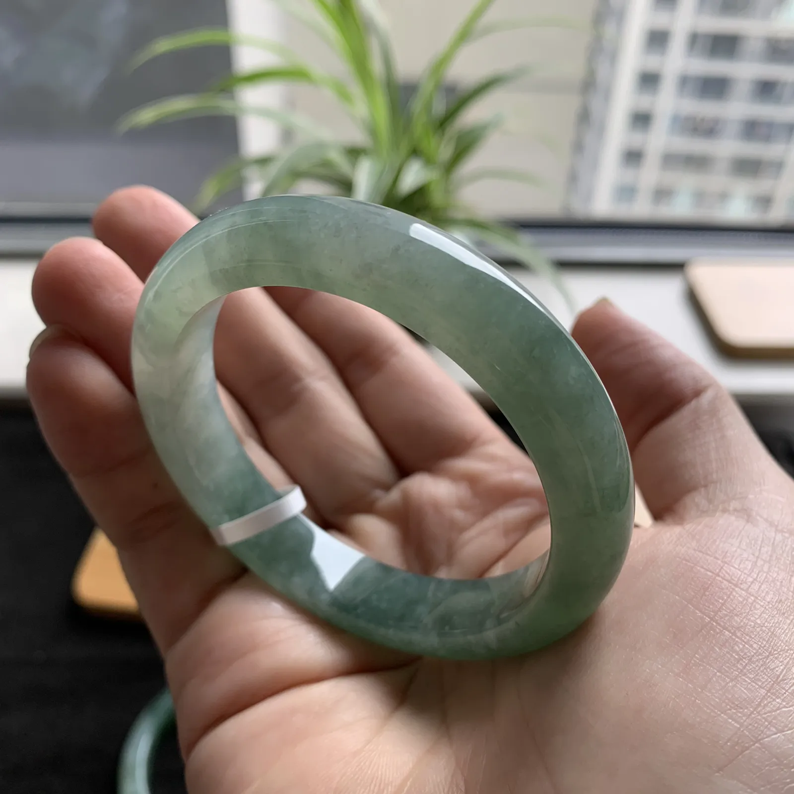 56圈口飘绿手镯
