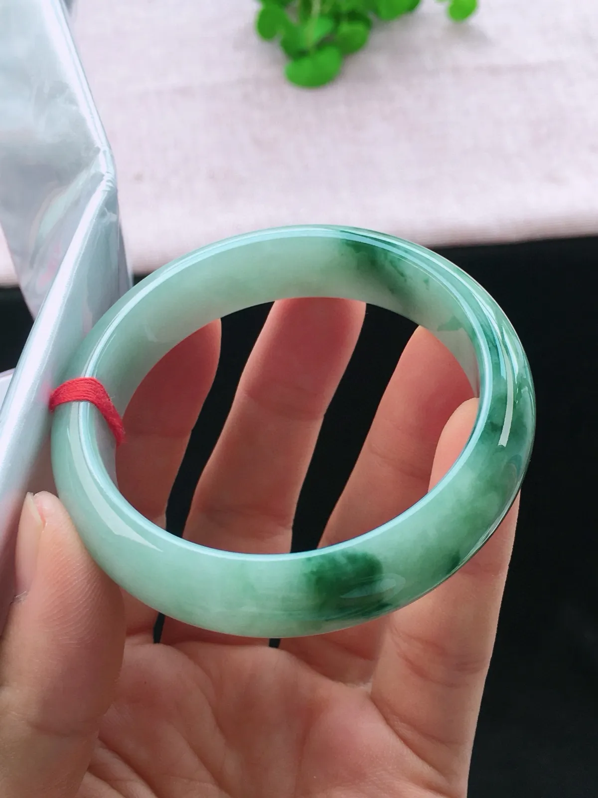 正圈54-55可戴，种老水足，尺寸55/13.5/8mm，冰飘花正圈翡翠手镯