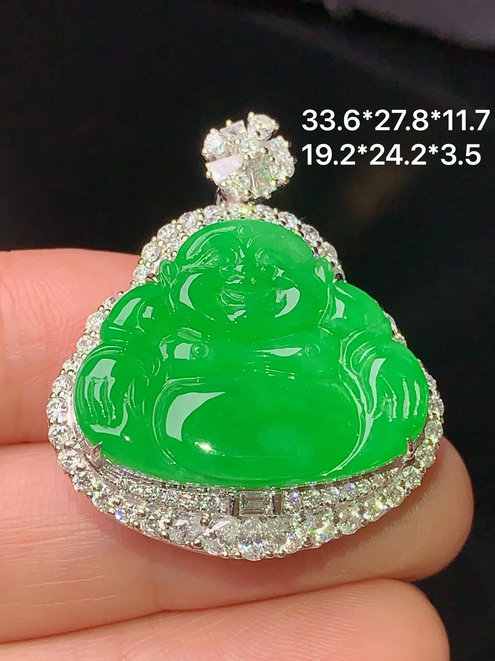 18k金钻镶嵌满绿佛公吊坠 玉质细腻 水润亮眼 色泽艳丽 整体尺寸33.6*27.8*11.7