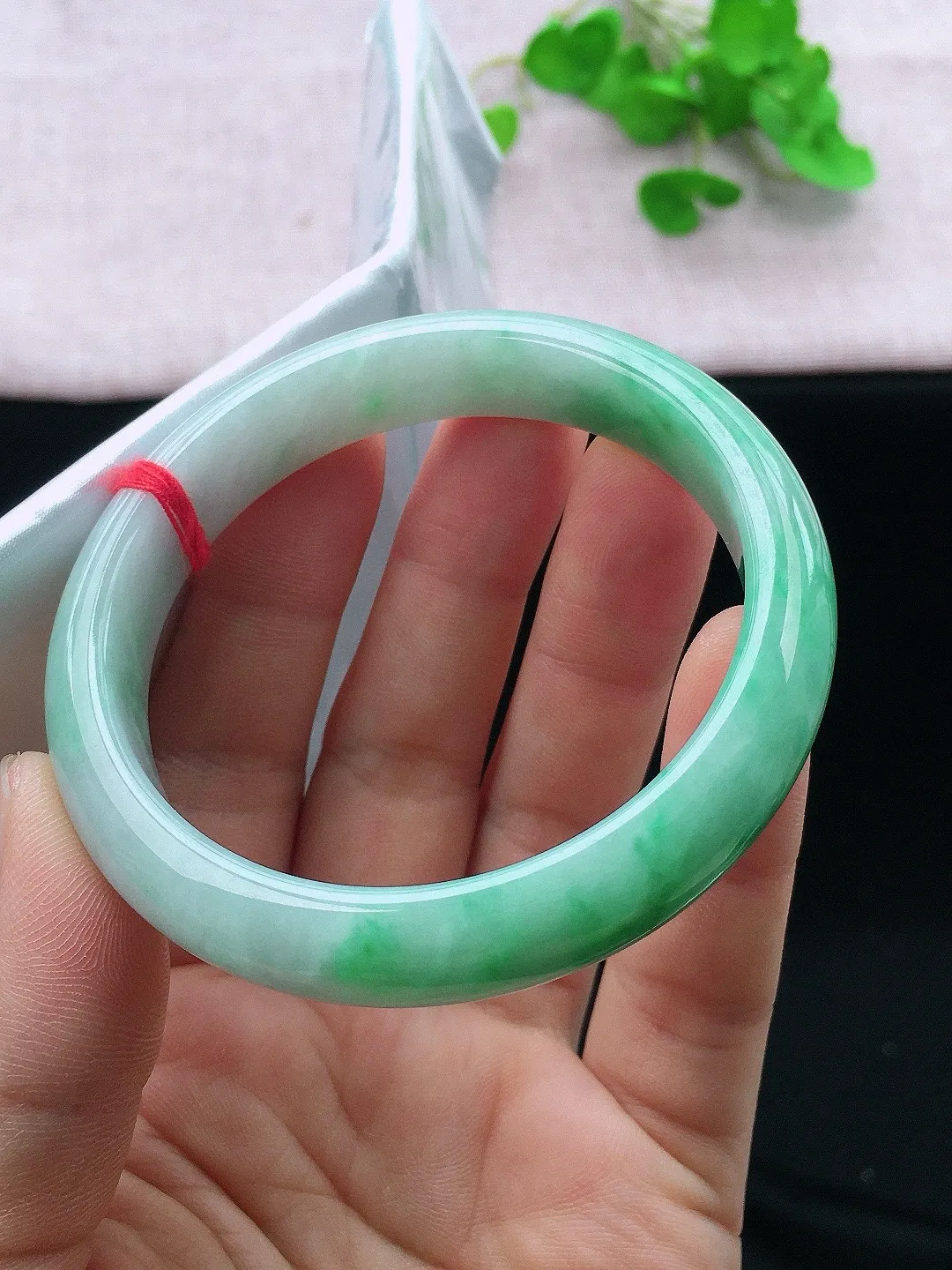 正圈57-58可戴，种老水足，尺寸57.7/12.1/7.9mm，冰飘绿正圈翡翠手镯