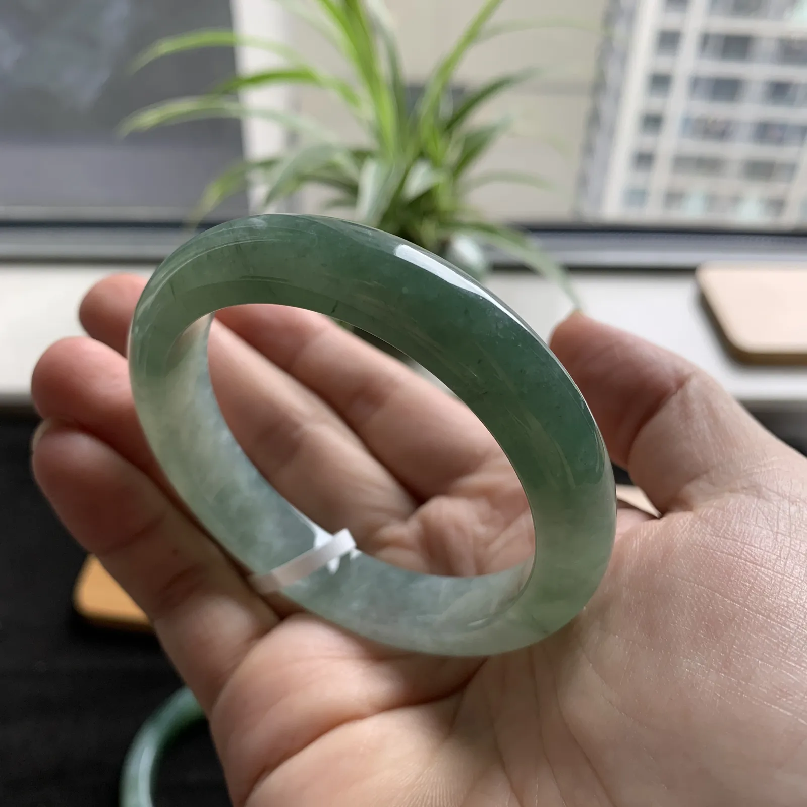 56圈口飘绿手镯