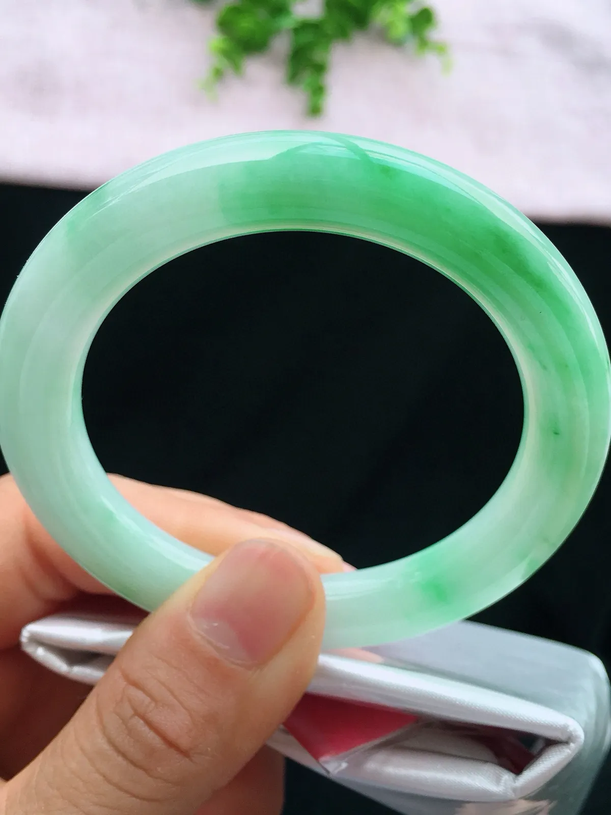 种老水足，尺寸53/9.5/9.5mm，飘绿圆条翡翠手镯