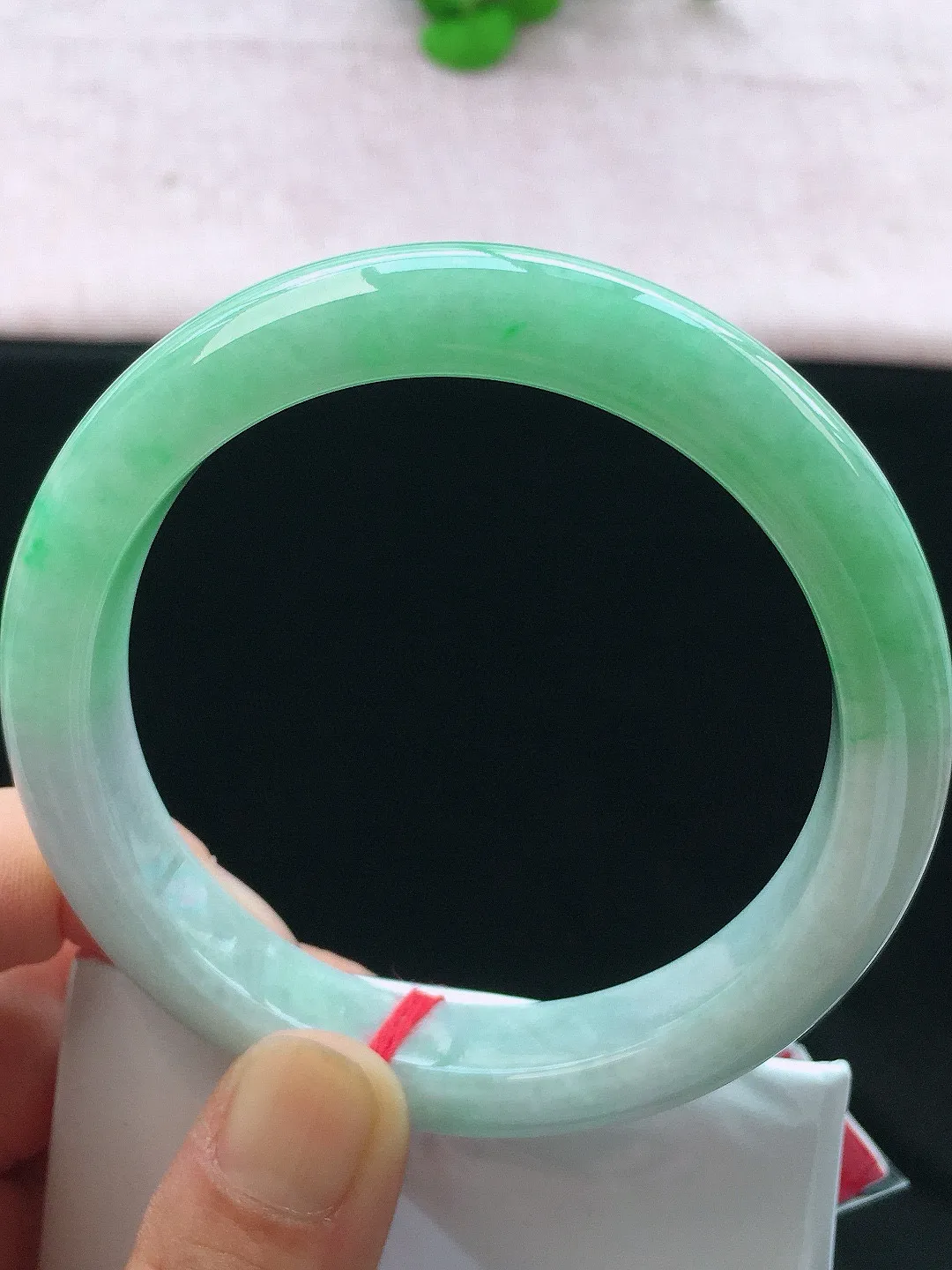 正圈62-63可戴，种老水足，尺寸62.5/12.3/9.5mm，冰飘绿大圈口正圈翡翠手镯