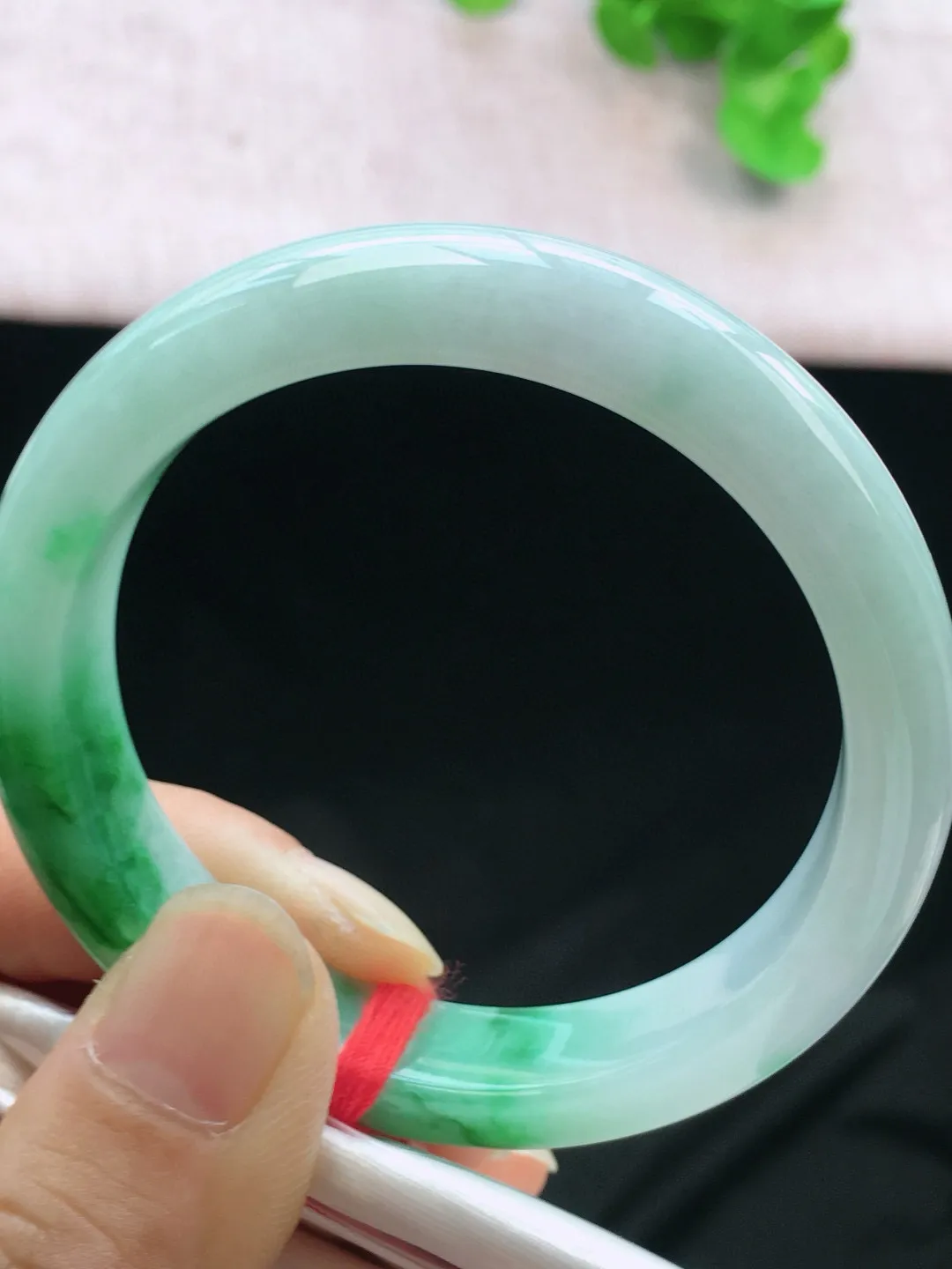 正圈52-53可戴，种老水足，尺寸52.7/11.8/7.8mm，冰飘绿正圈翡翠手镯