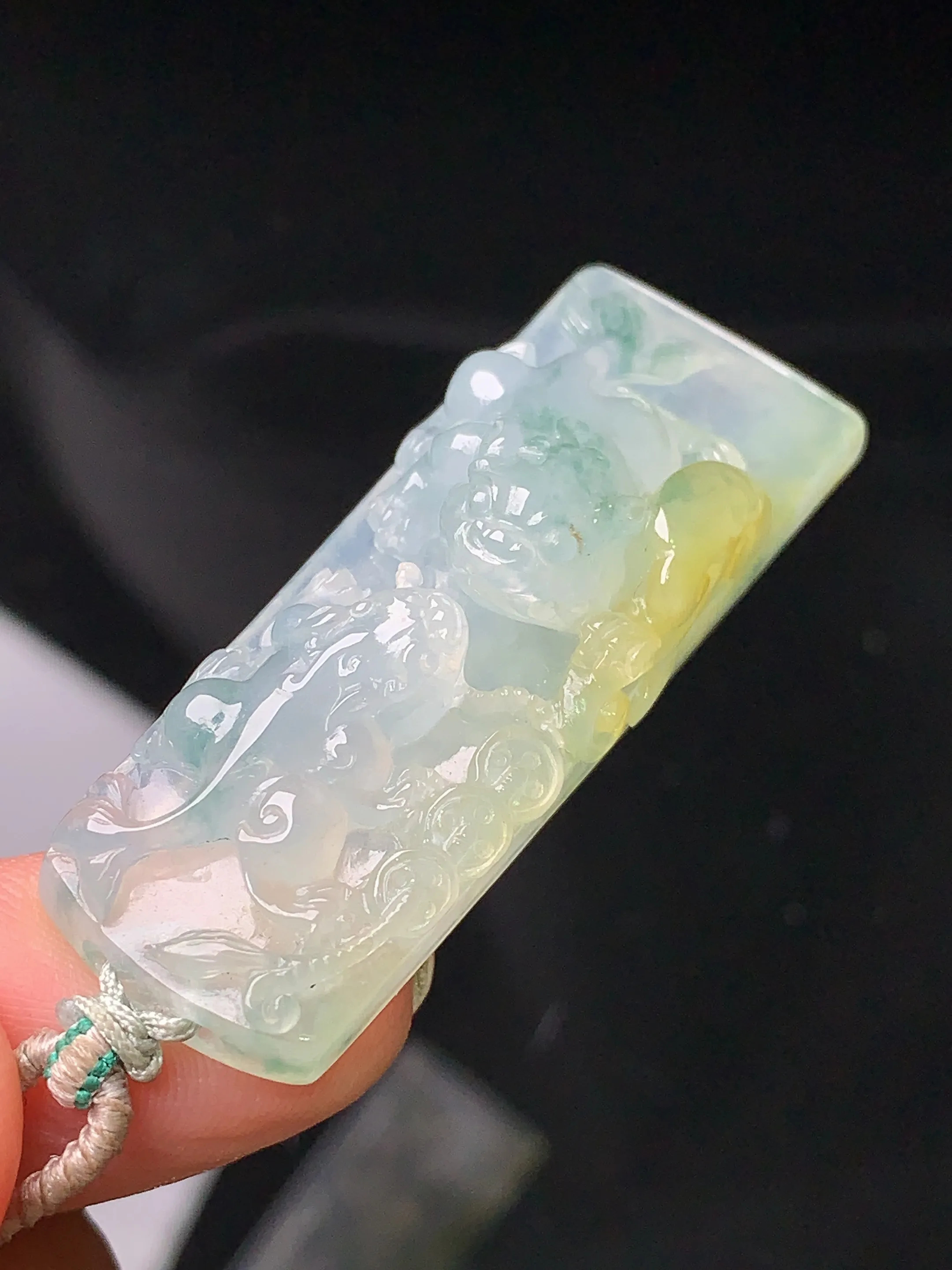 冰种飘黄绿呱呱来财吊坠 玉质细腻 水润亮眼 色泽艳丽 整体尺寸44.8*16*13