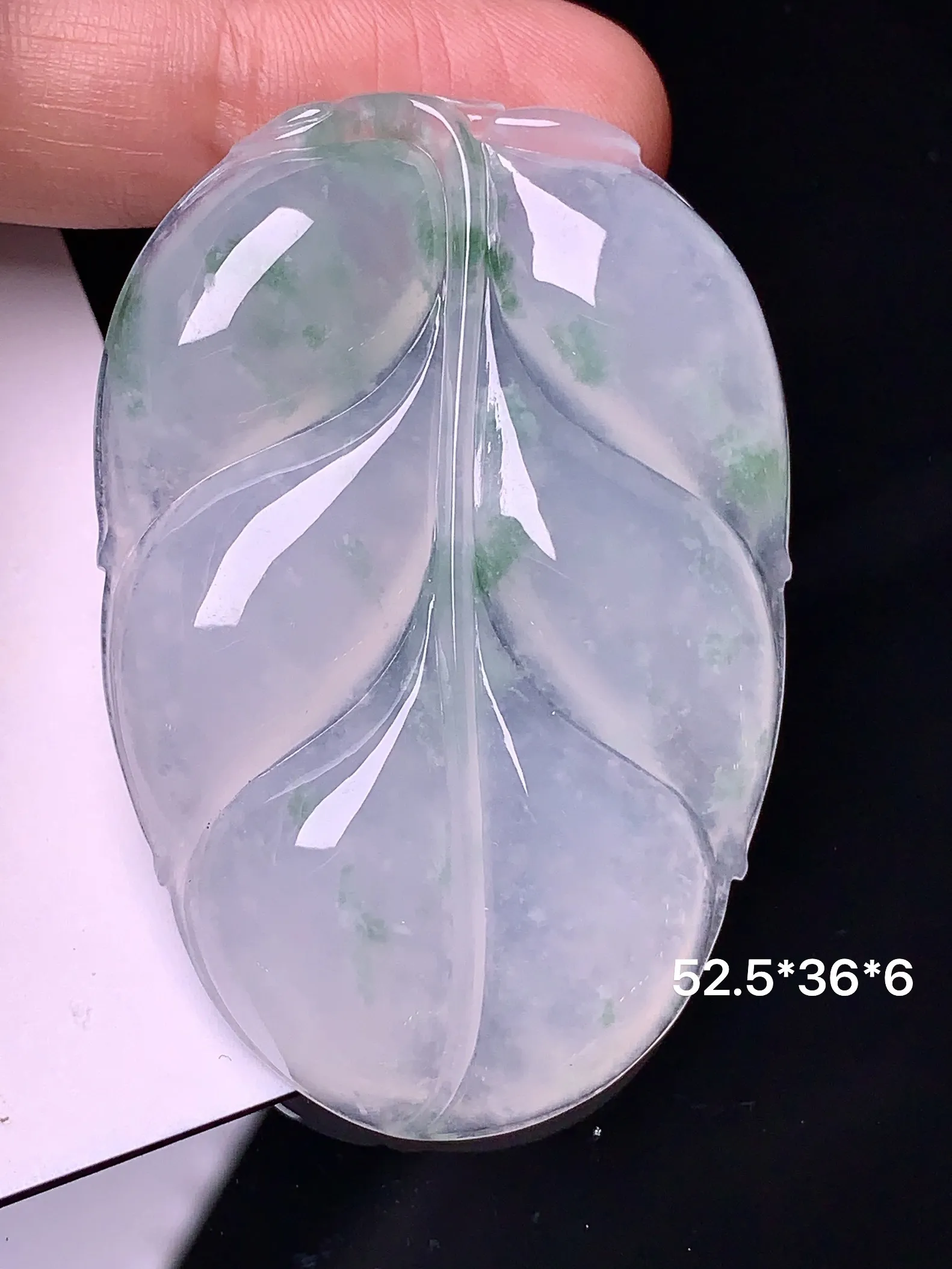 冰种树叶吊坠 玉质细腻 水润亮眼 色泽艳丽 整体尺寸52.5*36*6