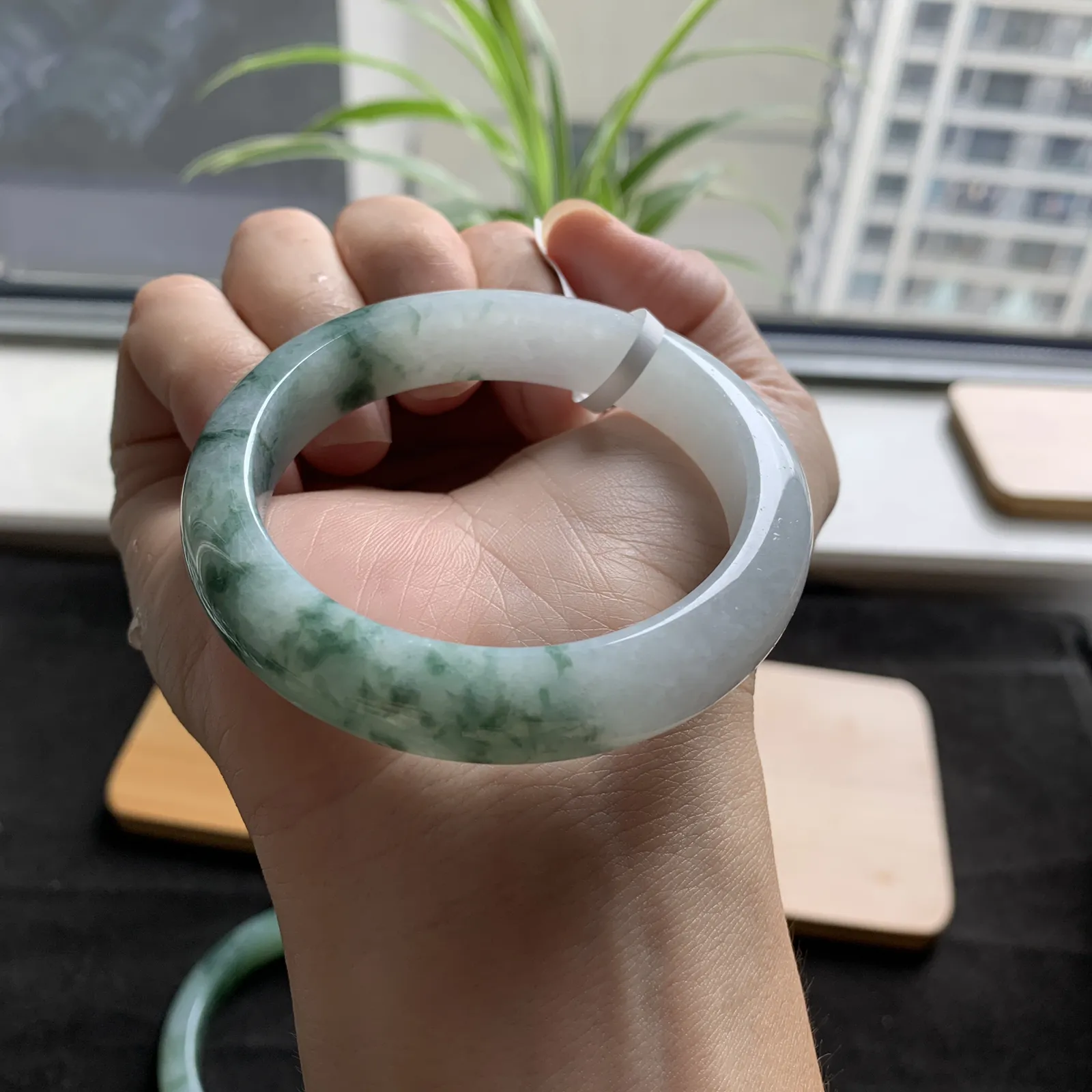 54圈口飘花手镯