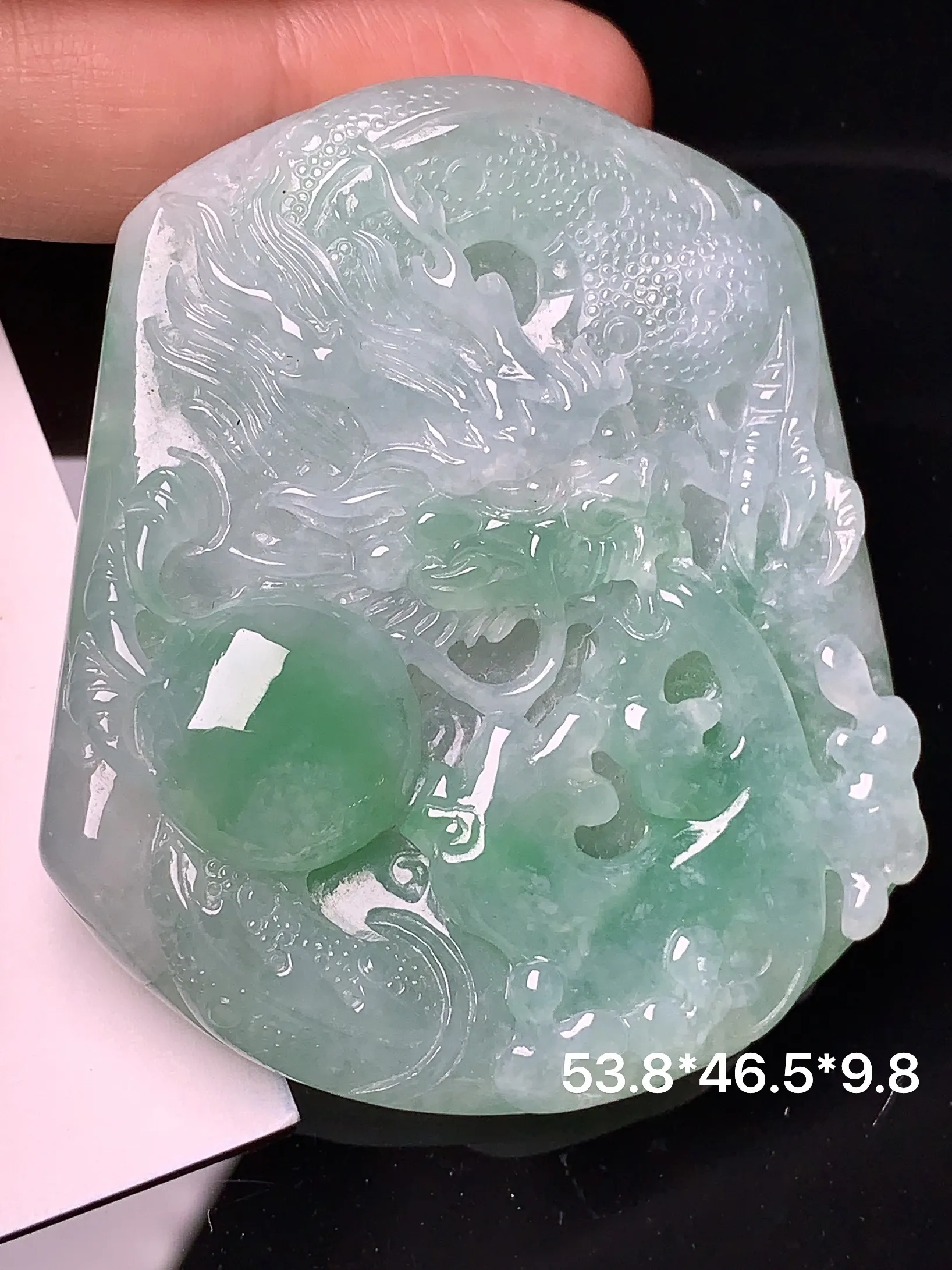 冰种飘绿龙牌吊坠 玉质细腻 水润亮眼 色泽艳丽 整体尺寸53.8*46.5*9.8