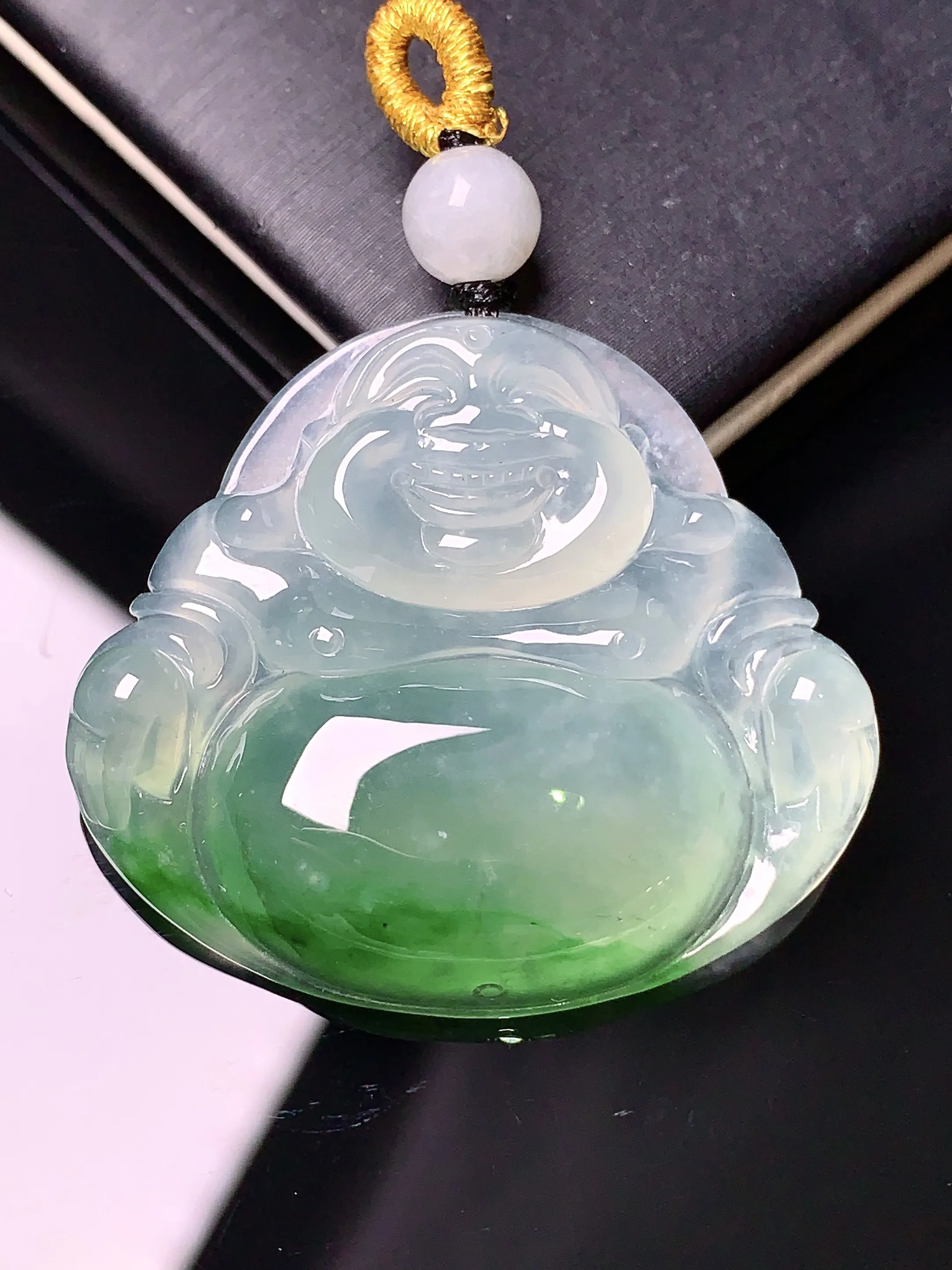 飘绿佛公吊坠 玉质细腻 水润亮眼 色泽艳丽 整体尺寸30*33.6*6