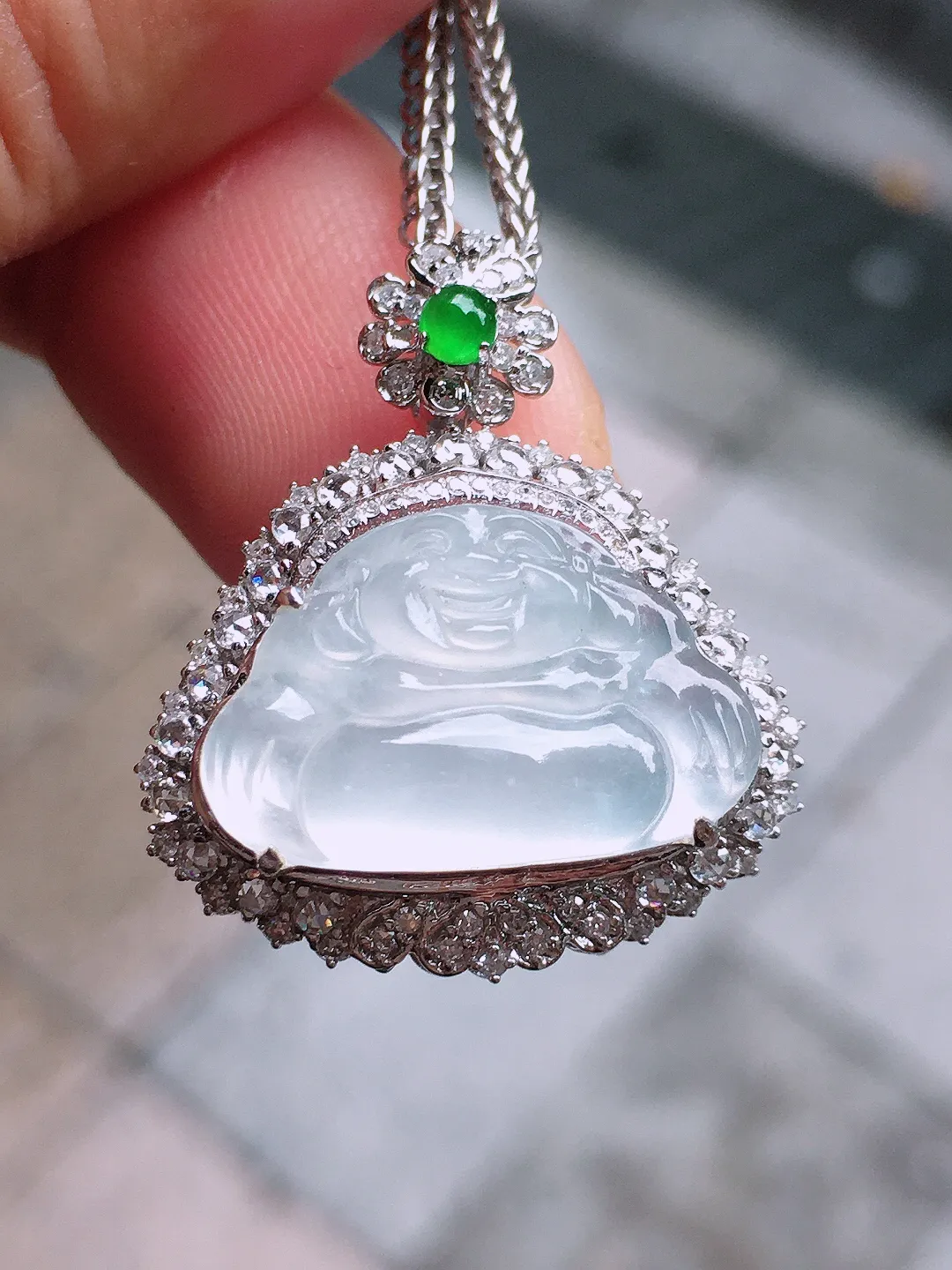 冰种佛公吊坠，玉质细腻，荧光感超
强，饱满圆润，气质满满。18k
金豪华镶嵌