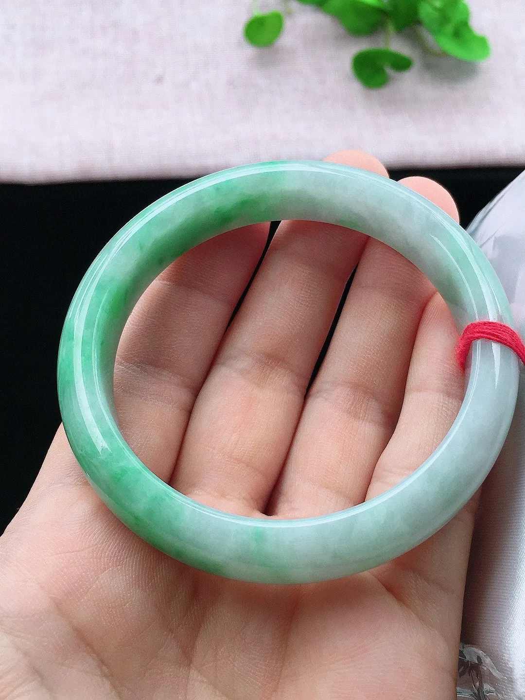 正圈57-58可戴，种老水足，尺寸57.7/12.1/7.9mm，冰飘绿正圈翡翠手镯