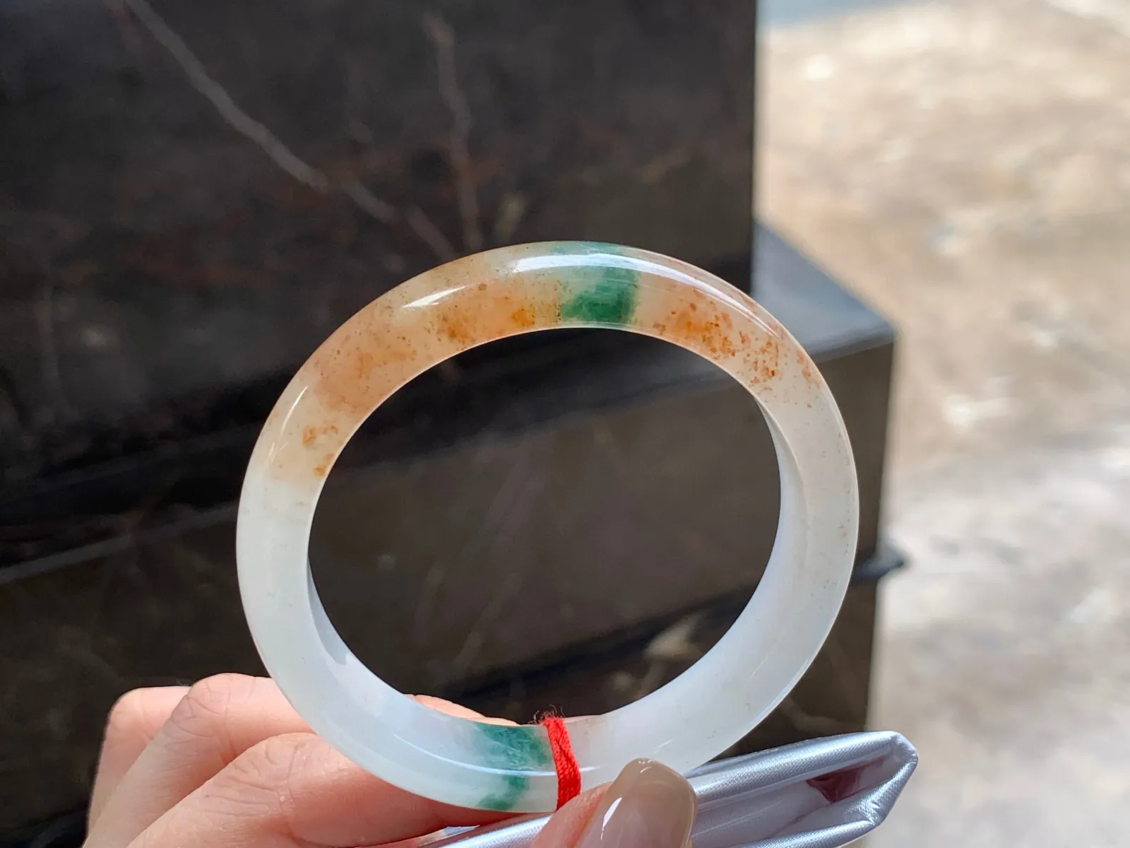 冰黄飘花手镯
独特54/12/7.5mm