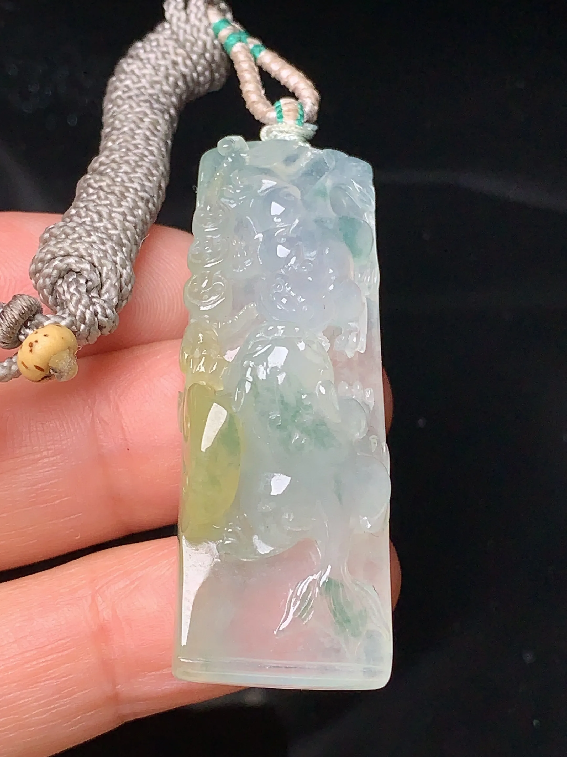 冰种飘黄绿呱呱来财吊坠 玉质细腻 水润亮眼 色泽艳丽 整体尺寸44.8*16*13