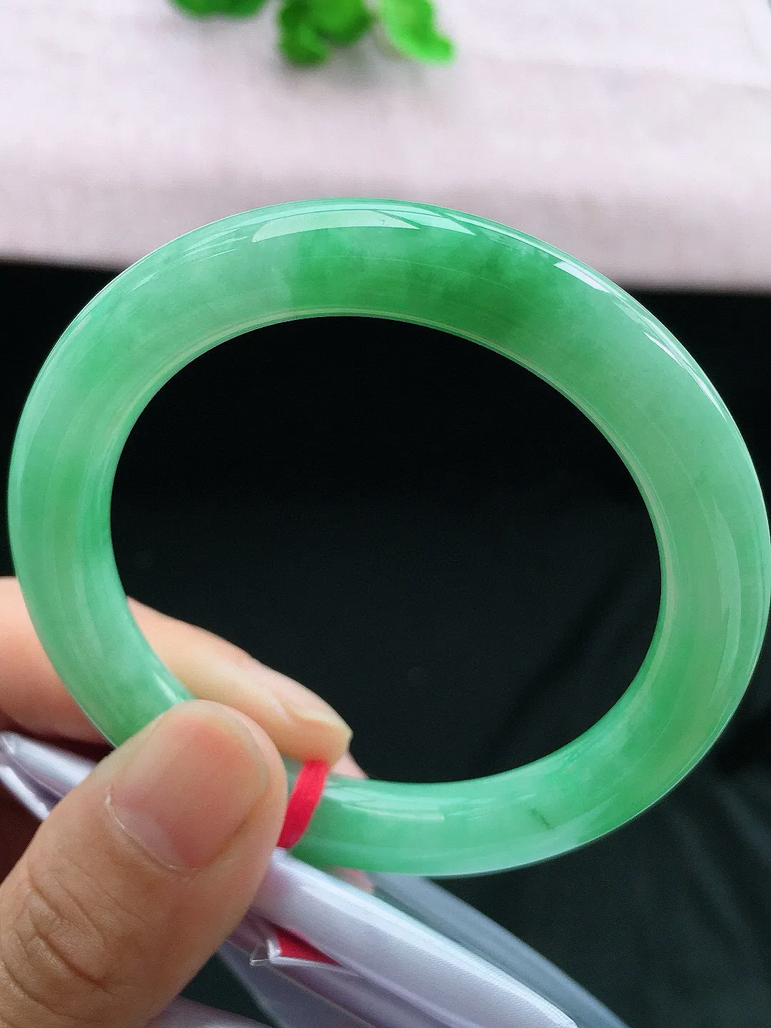 正圈53-54可戴，种老水足，尺寸52/8.8/8.8mm，满绿圆条翡翠手镯