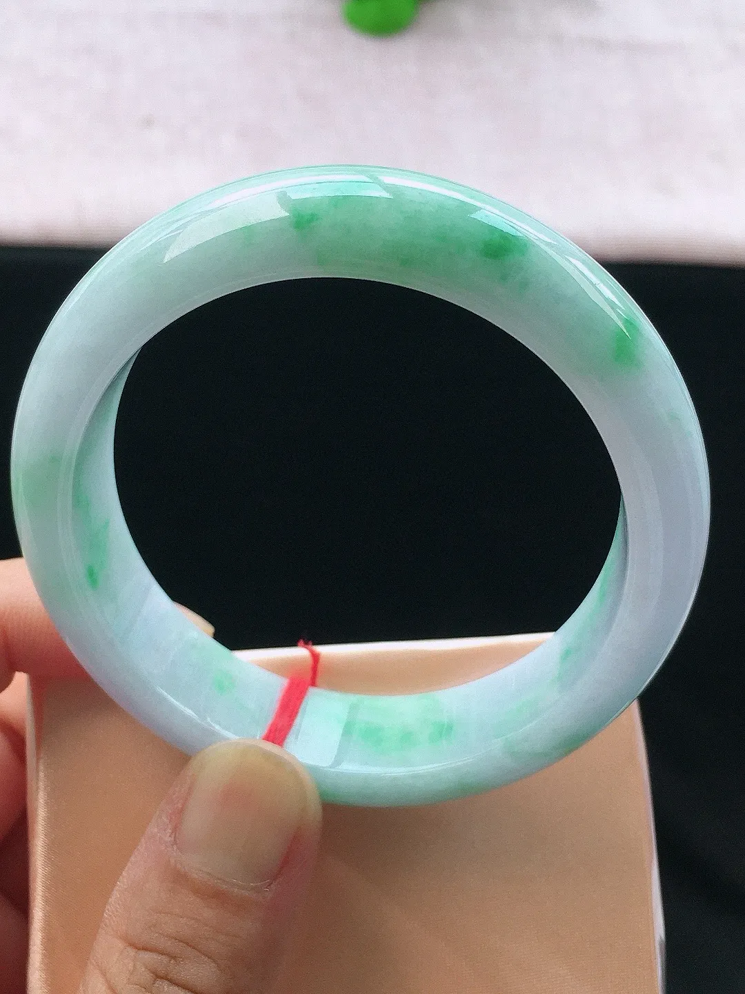 正圈57-58可戴，种老水足，宽版，尺寸57.3/16/8.4mm，冰飘绿正圈翡翠手镯