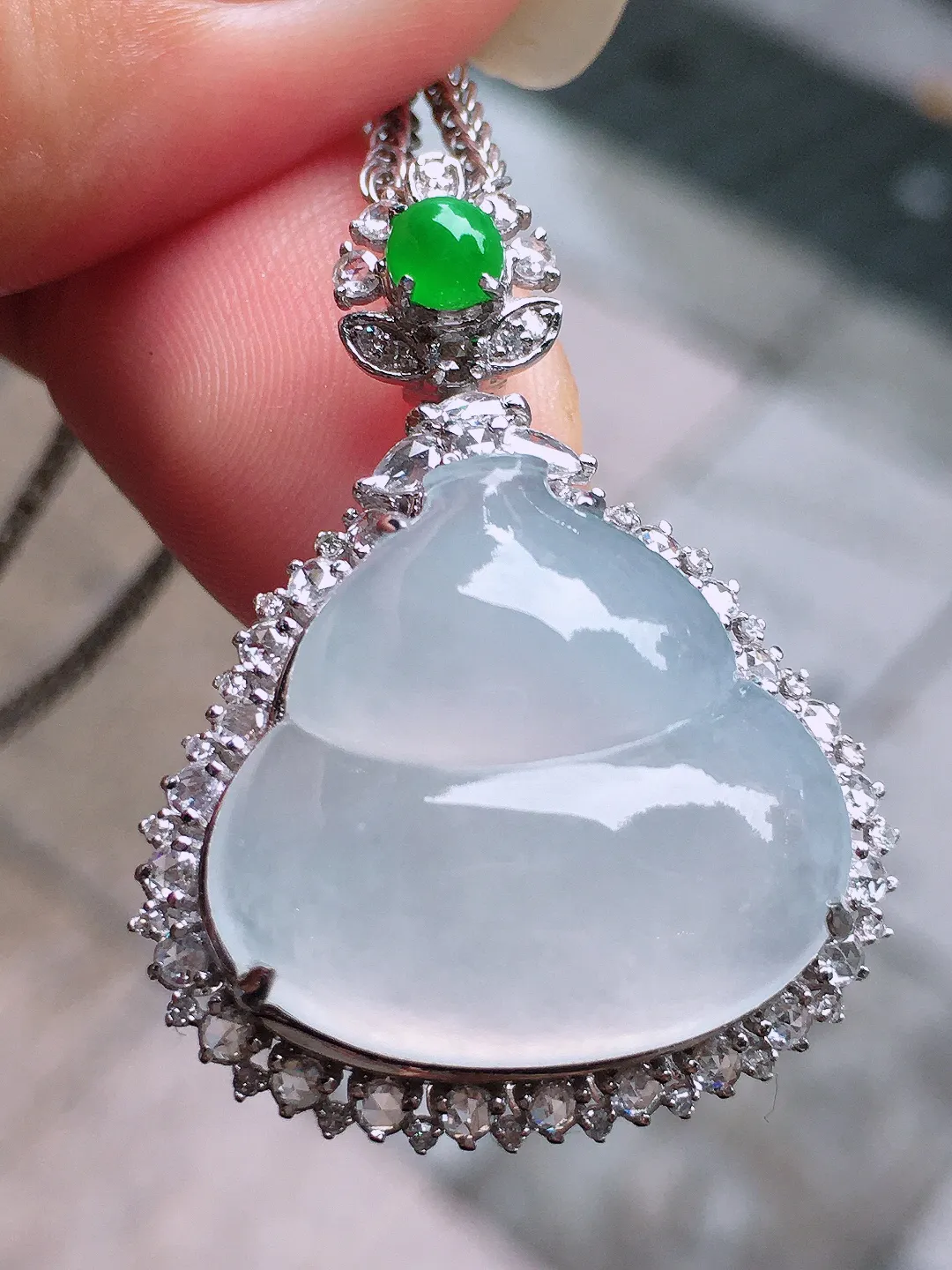冰种葫芦吊坠，玉质细腻，荧光感超
强，饱满圆润，气质满满。18k
金豪华镶嵌