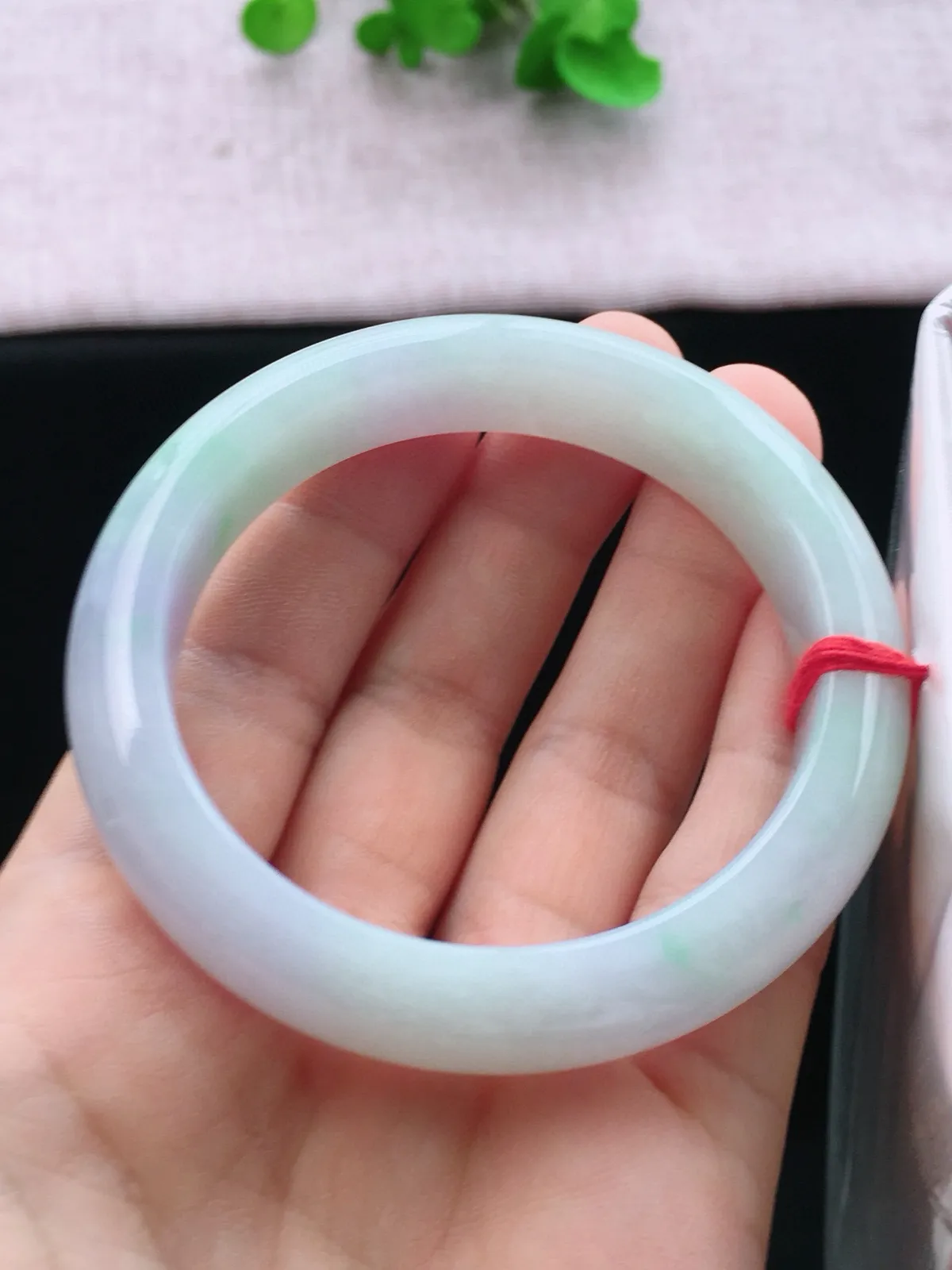 正圈55-56可戴，种老水足，尺寸55.9/12.5/8.7mm，春彩正圈翡翠手镯