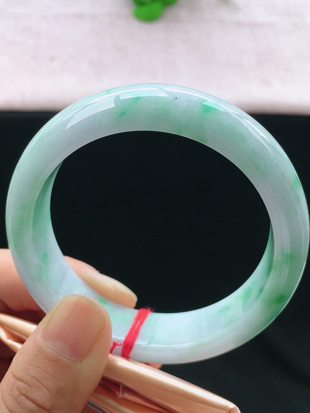 正圈57-58可戴，种老水足，宽版，尺寸57.3/16/8.4mm，冰飘绿正圈翡翠手镯