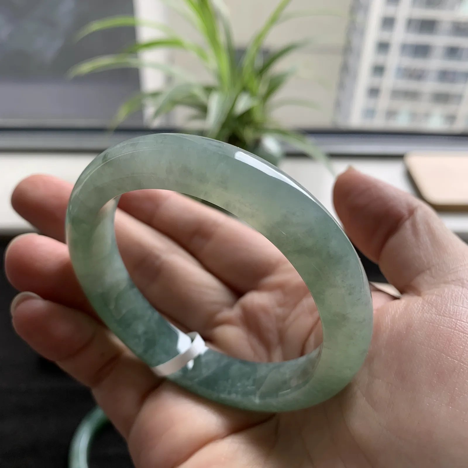 56圈口飘绿手镯