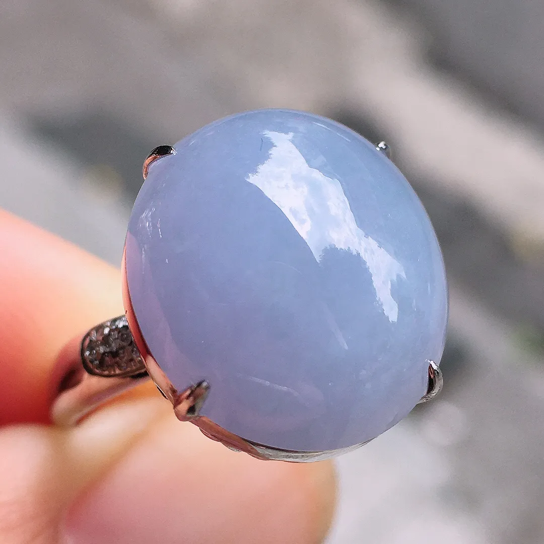 紫罗兰蛋面戒指，色泽均匀艳丽，玉质细腻，荧光感超
强，饱满圆润，气质满满。18k
金豪华镶嵌