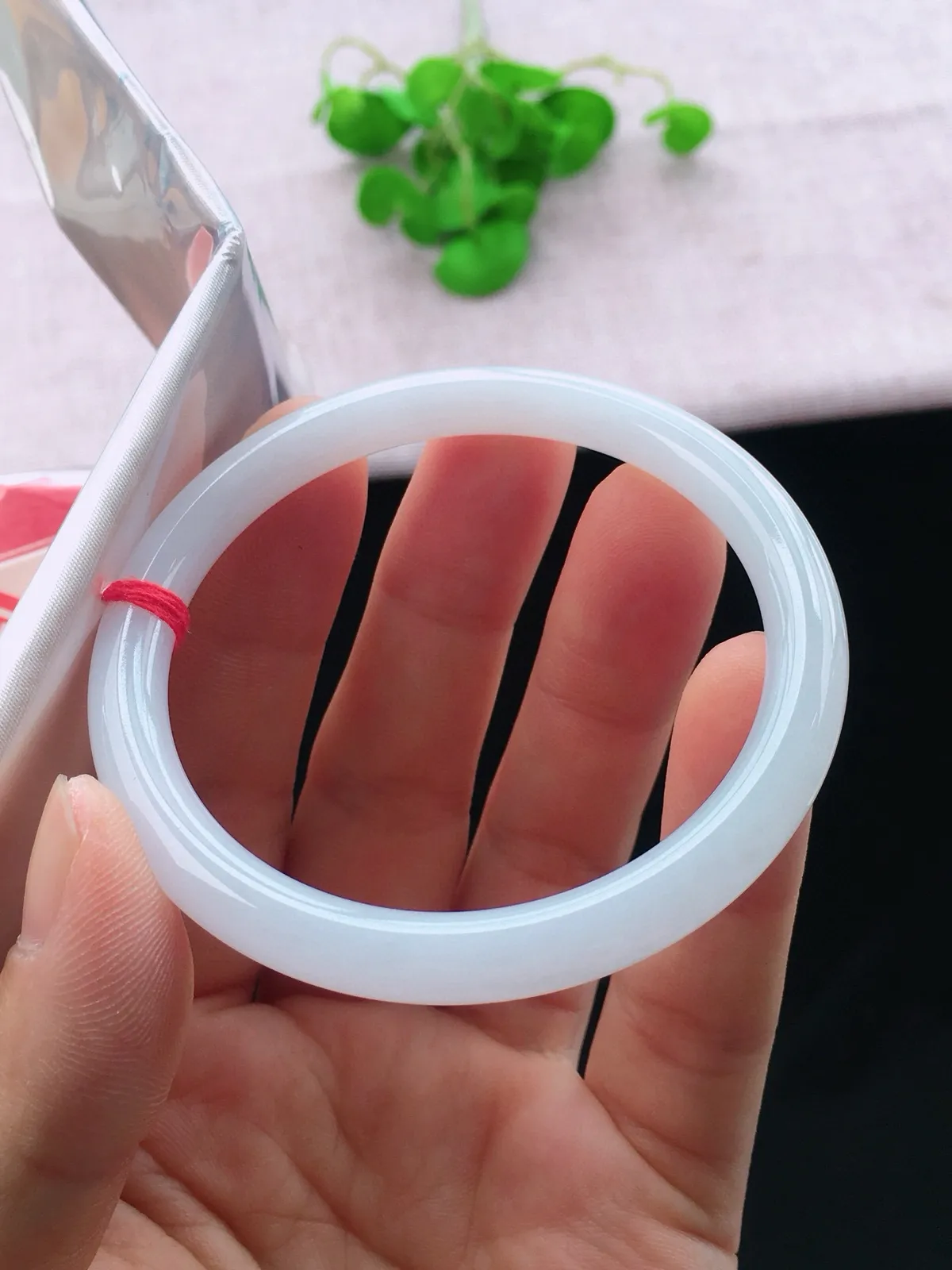 正圈55-56可戴，种老水足，尺寸54/7/7mm，白冰圆条翡翠手镯