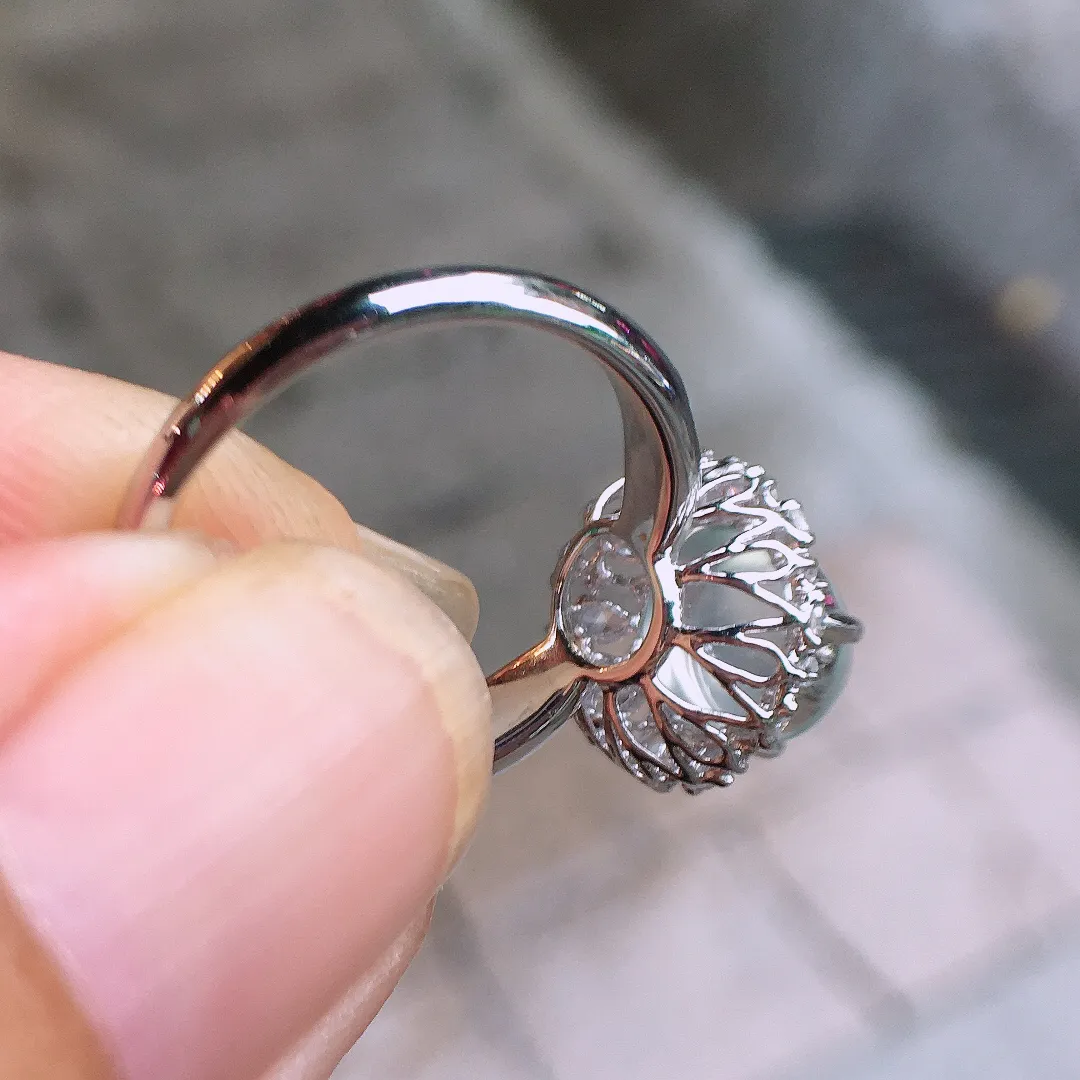 玻璃种蛋面戒指，玉质细腻，荧光感超
强，饱满圆润，气质满满。18k
金豪华镶嵌