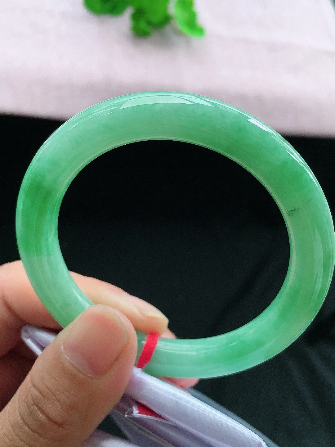 正圈53-54可戴，种老水足，尺寸52/8.8/8.8mm，满绿圆条翡翠手镯
