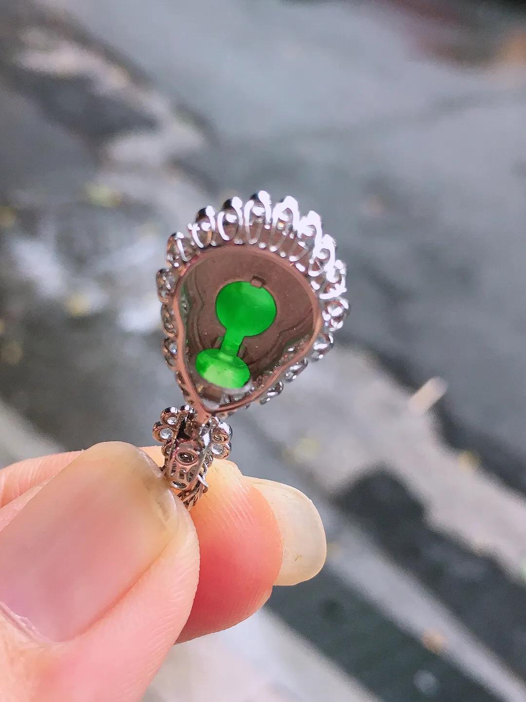 阳绿葫芦吊坠，色泽均匀艳丽，玉质细腻，荧光感超
强，饱满圆润，气质满满。18k
金豪华镶嵌