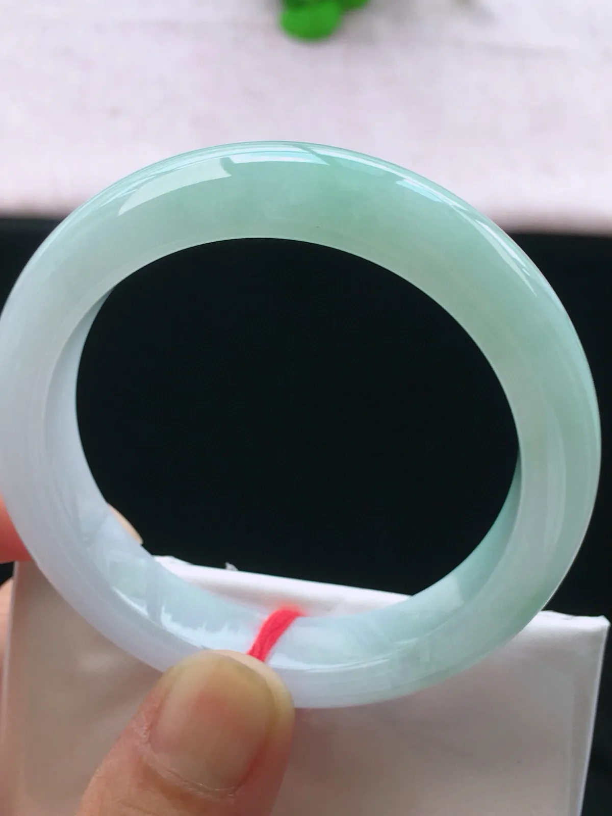 正圈51-52可戴，种老水足，尺寸52/11.8/8.8mm，底色正圈翡翠手镯