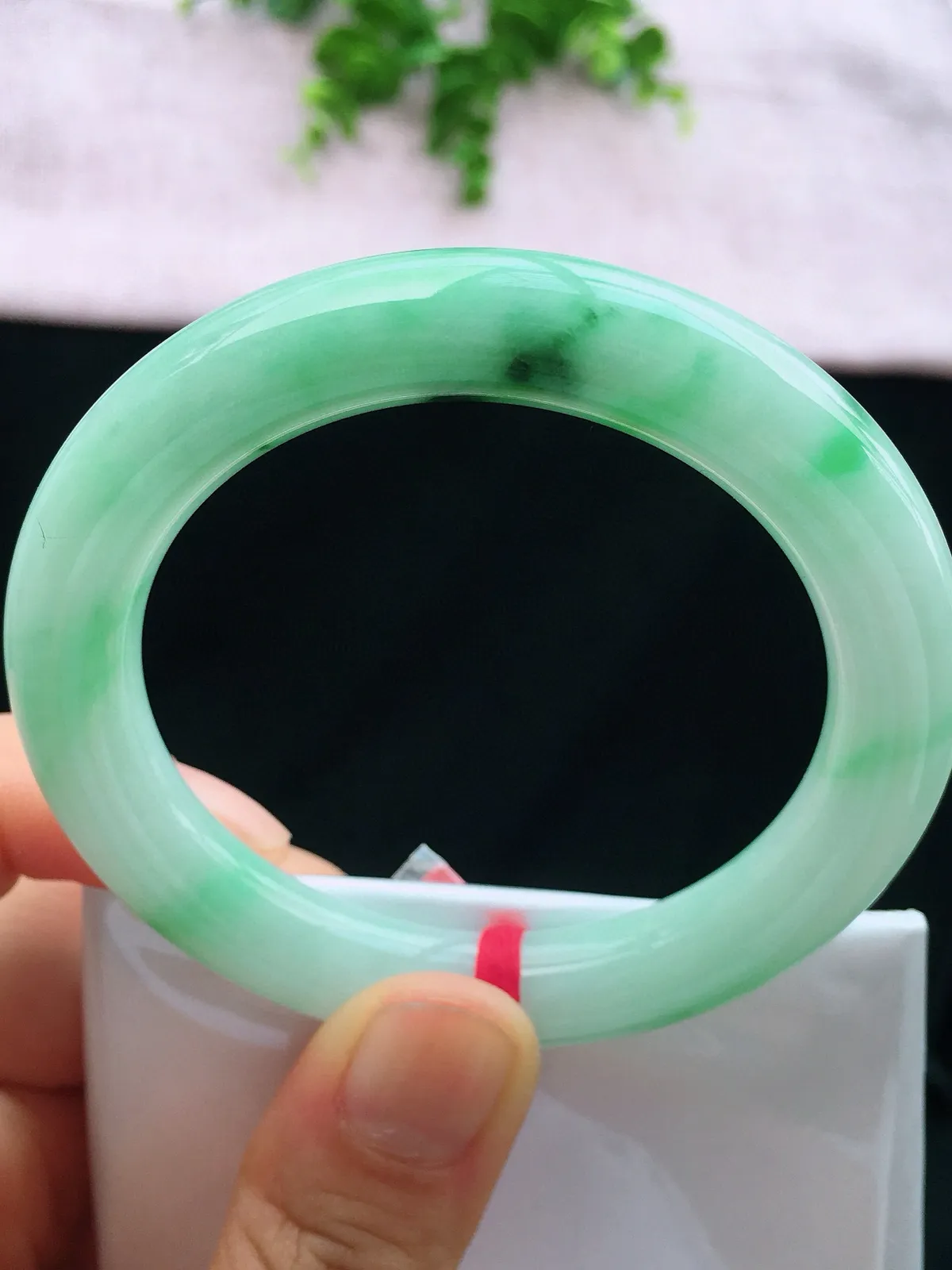 种老水足，尺寸53/9.5/9.5mm，飘绿圆条翡翠手镯