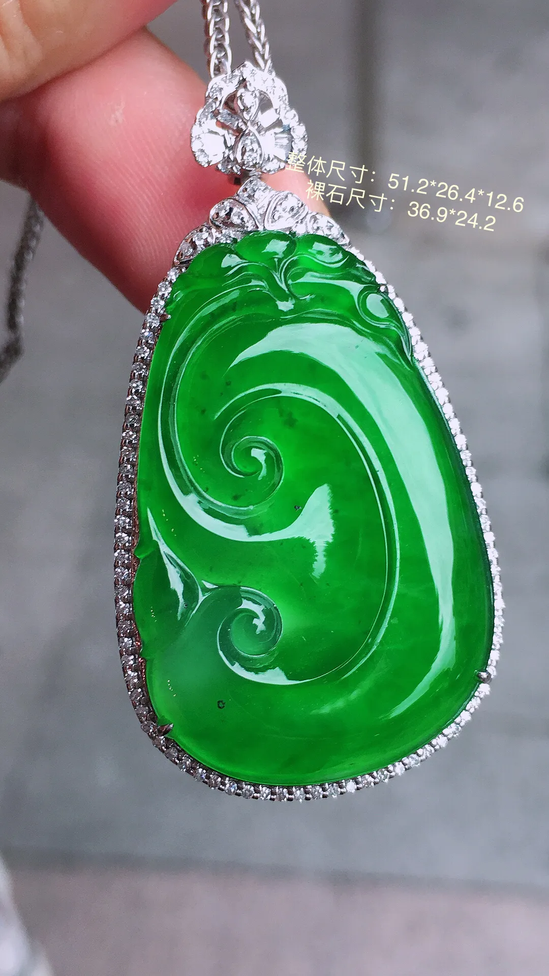 满绿如意吊坠，色泽均匀浓郁，玉质细腻，荧光感超
强，饱满圆润，气质满满。18k
金豪华镶嵌