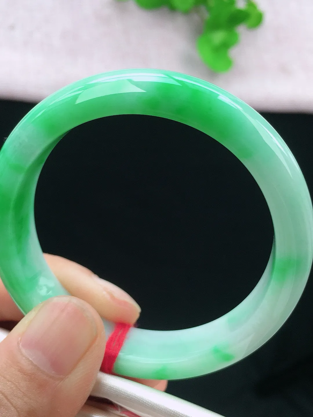 正圈50-51可戴，种老水足，尺寸50.8/11.7/7.6mm，冰飘绿正圈翡翠手镯新品