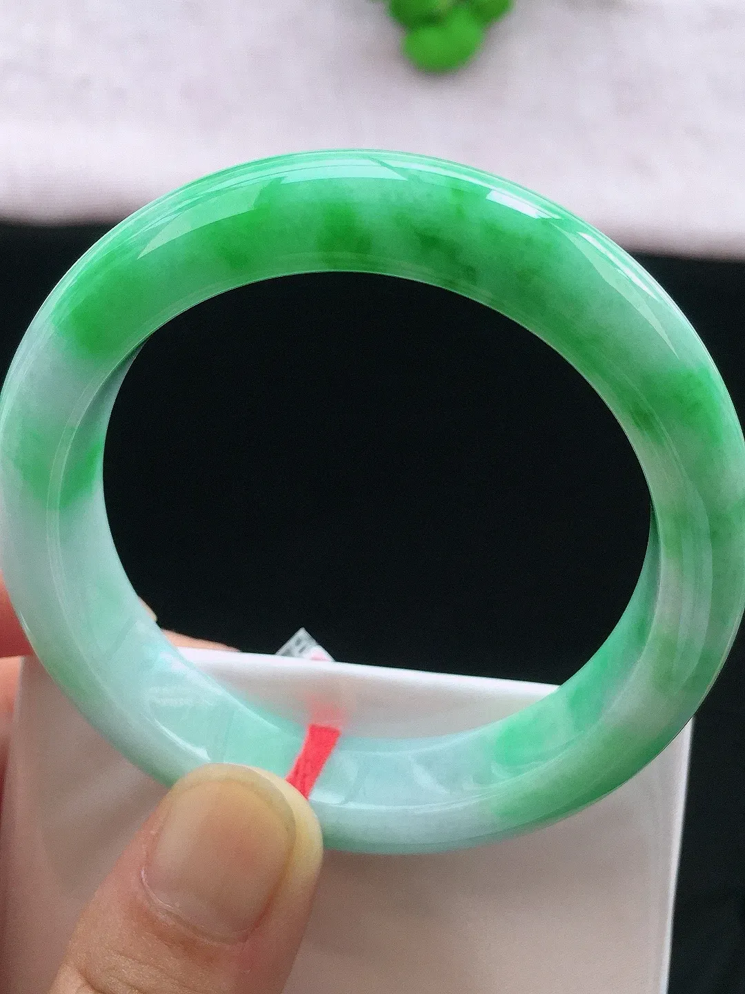 正圈53-54可戴，种老水足，尺寸54/12.7/8.7mm，冰飘绿正圈翡翠手镯
