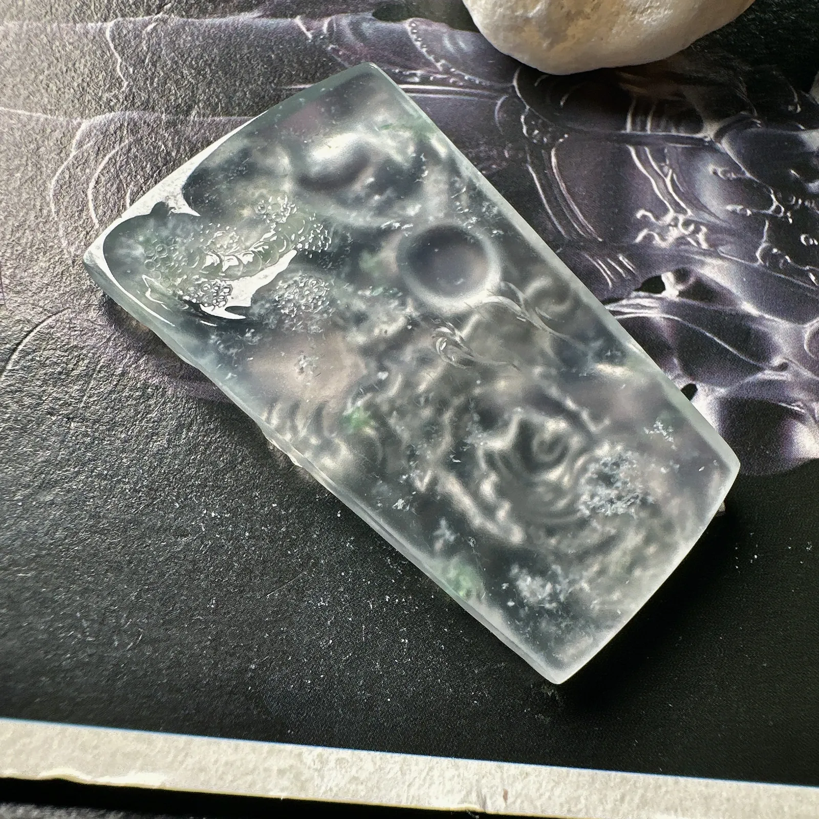 【玻璃种飘花龙牌】冰润细腻，冰感好，质地很不错。雕工精细，佩戴效果好