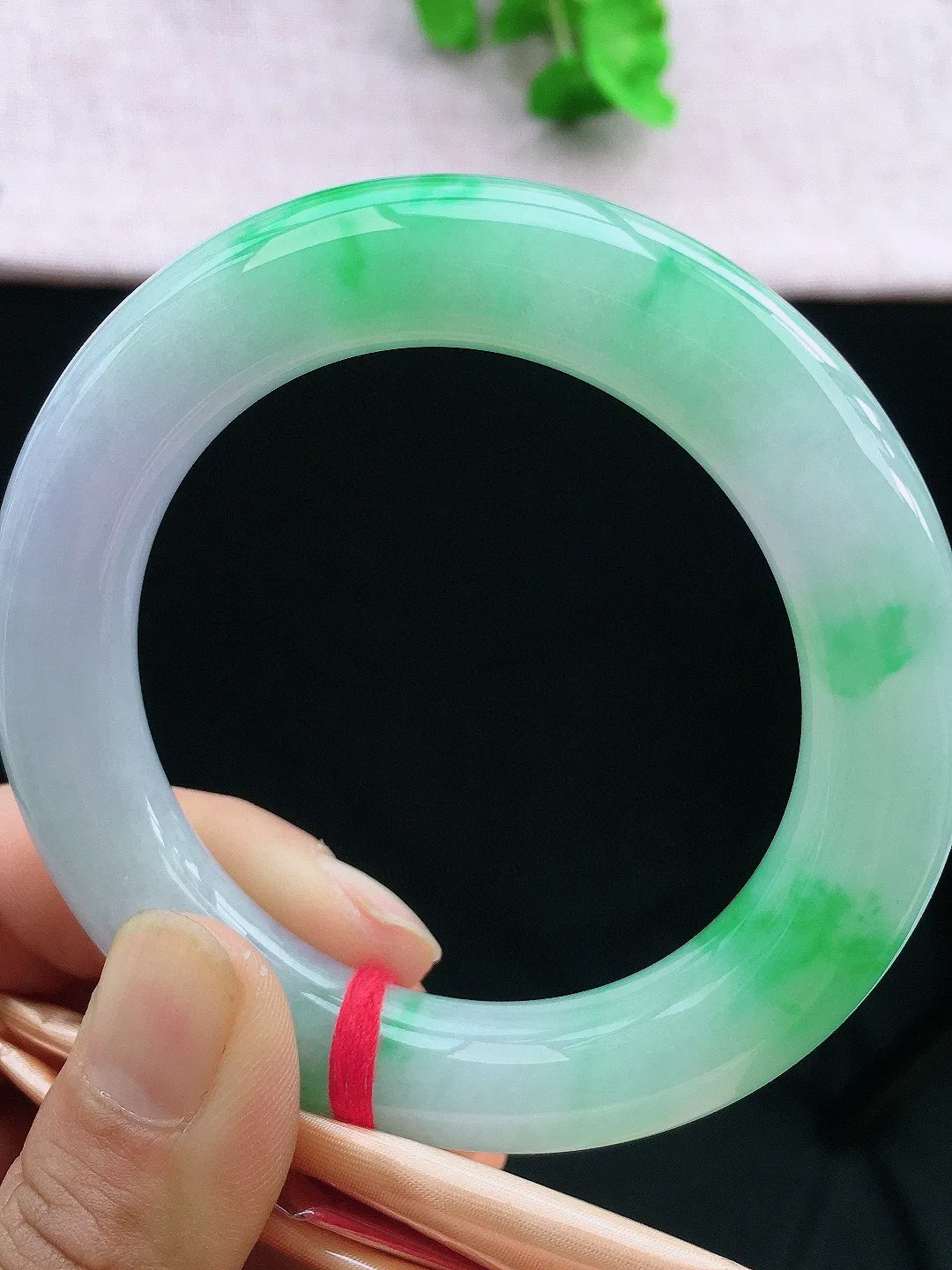 正圈55-56可戴，种老水足，尺寸54/12/12mm，春彩圆条翡翠手镯新品