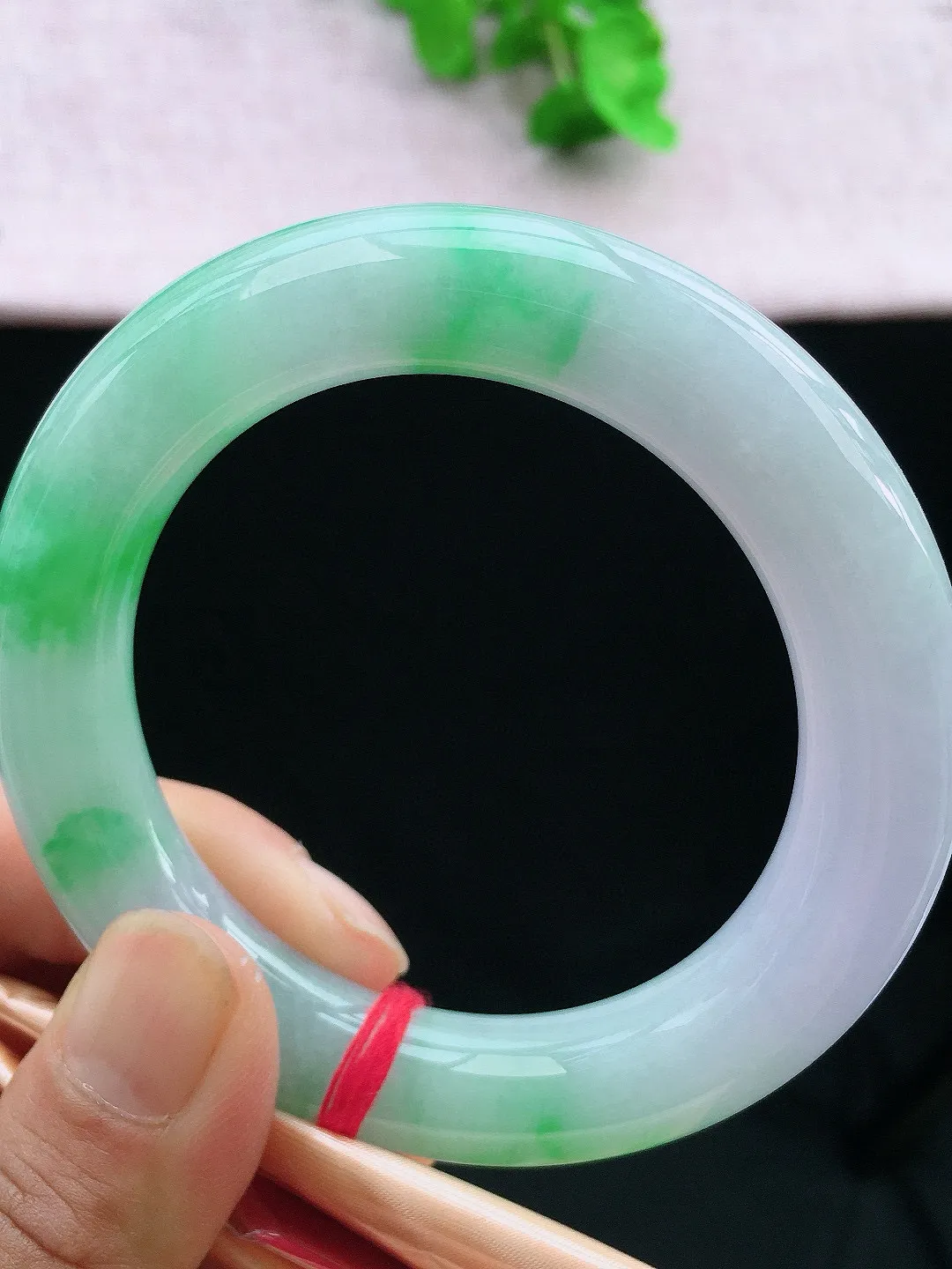 正圈55-56可戴，种老水足，尺寸54/12/12mm，春彩圆条翡翠手镯新品