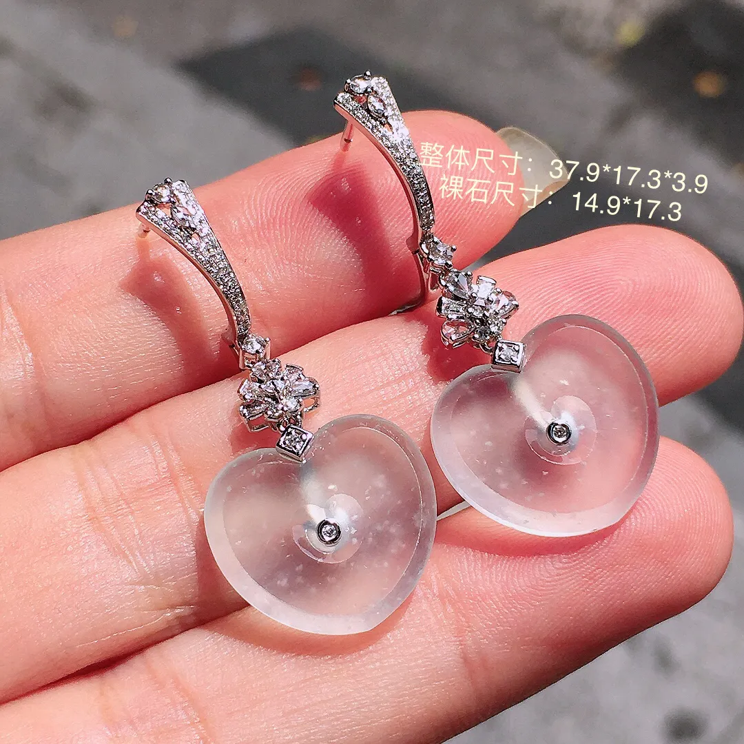 玻璃种️耳坠，玉质细腻，荧光感超
强，饱满圆润，气质满满。18k
金豪华镶嵌