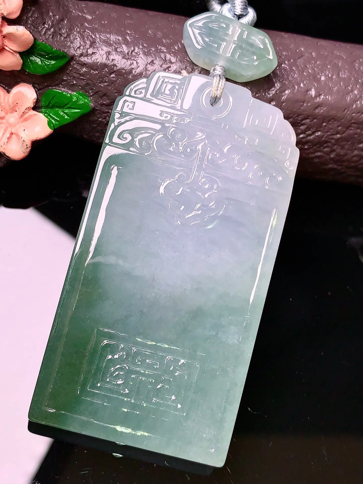 飘绿雕花无事牌 玉质细腻 色泽清新艳丽 整体尺寸61.1*32.2*5.6