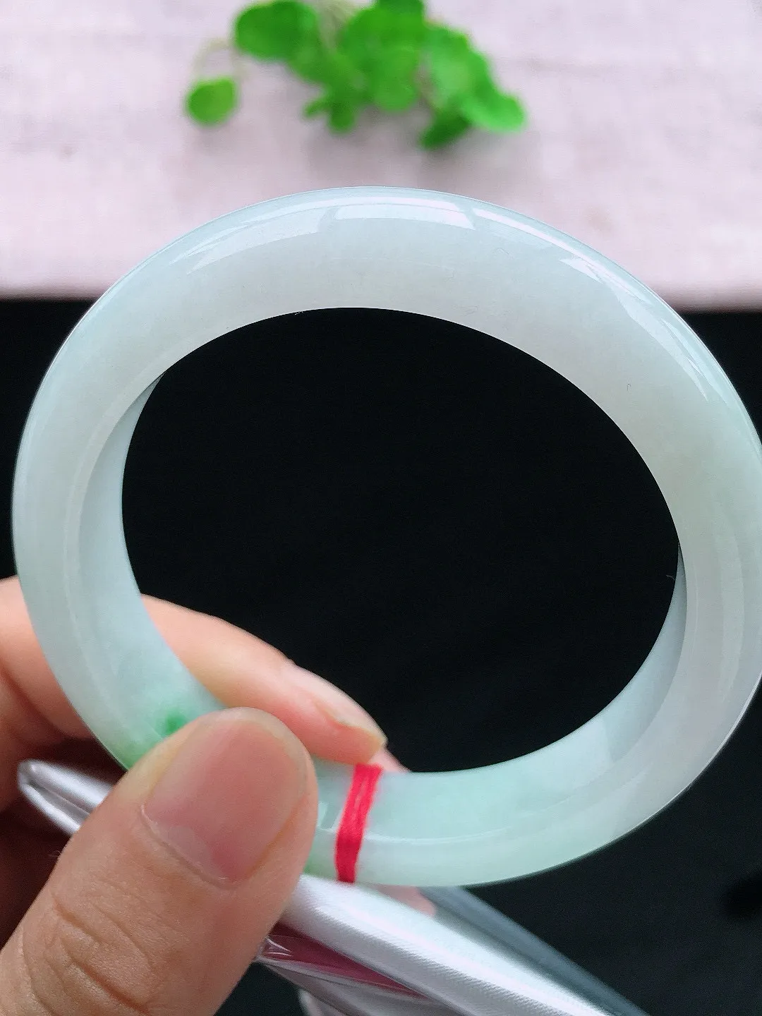正圈55-56可戴，种老水足，尺寸55.4/12.5/8.7mm，冰飘绿正圈翡翠手镯