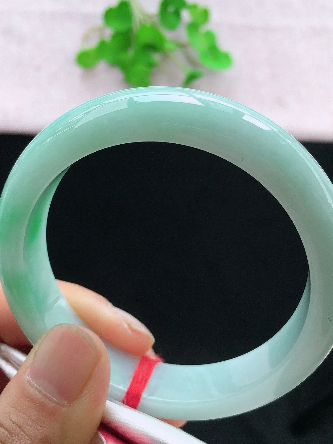 正圈56-57可戴，种老水足，尺寸57/13.4/8.7mm，冰飘绿正圈翡翠手镯