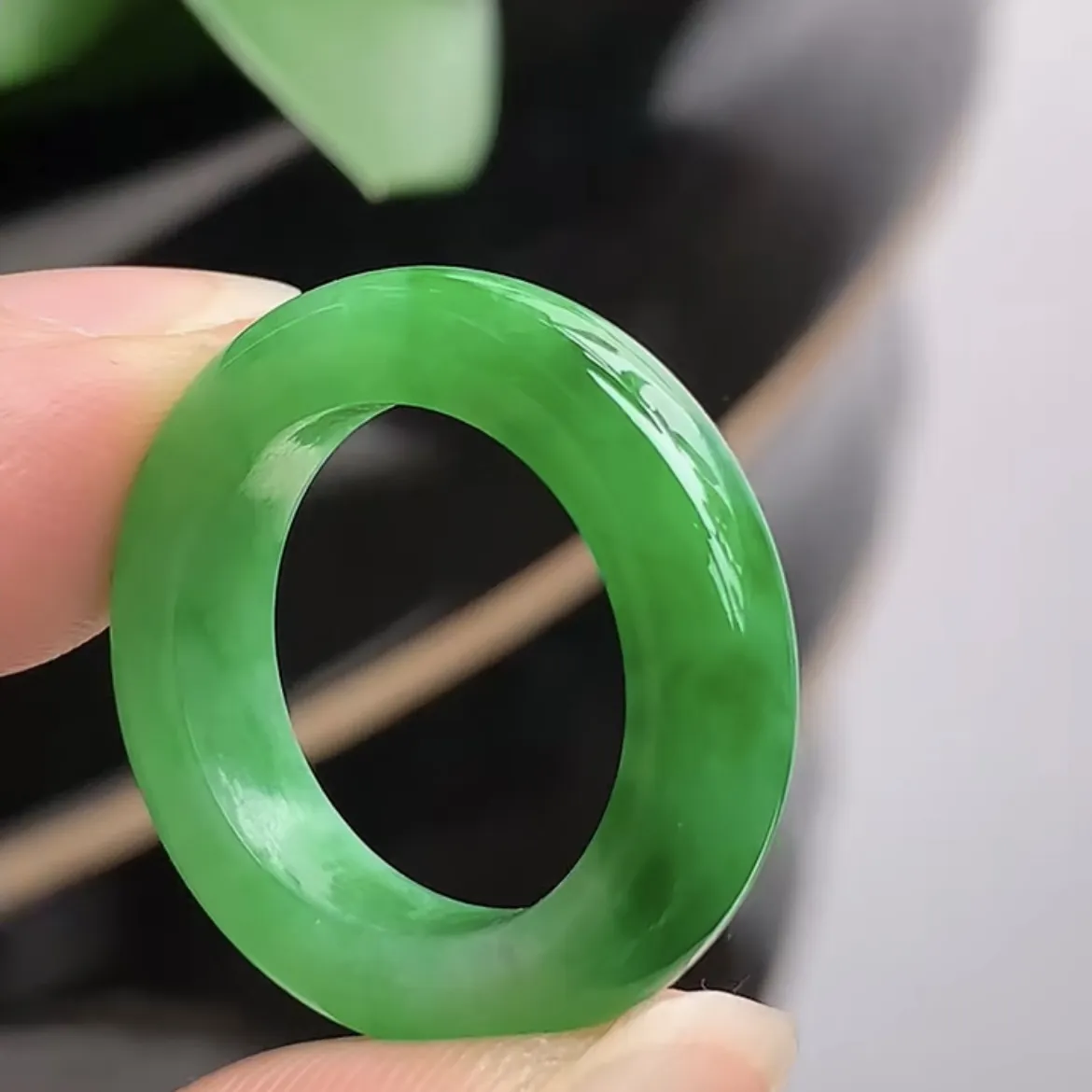 天然翡翠A货老坑冰种飘绿素面戒指  尺寸16×4.7×3.4mm