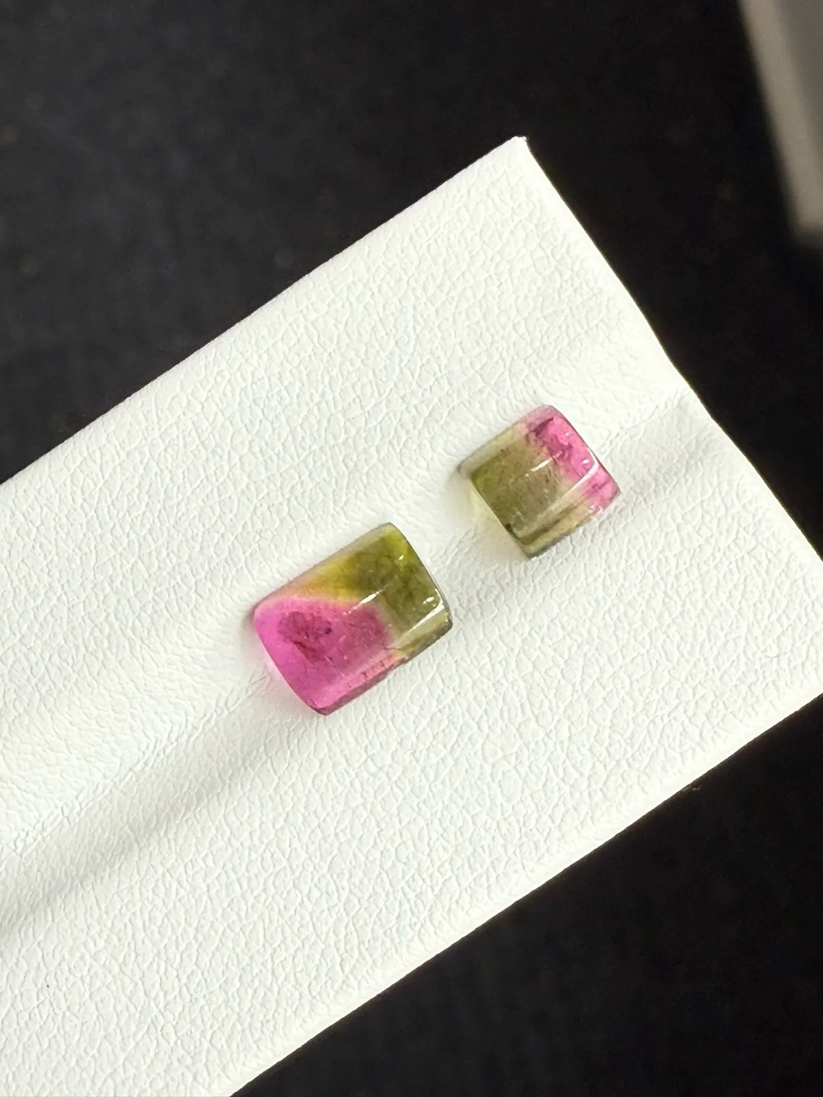 2.88ct天然西瓜碧玺裸石，尺寸8.7*6.5*2.5mm，色彩分明，颜色美艳 ，晶体微棉